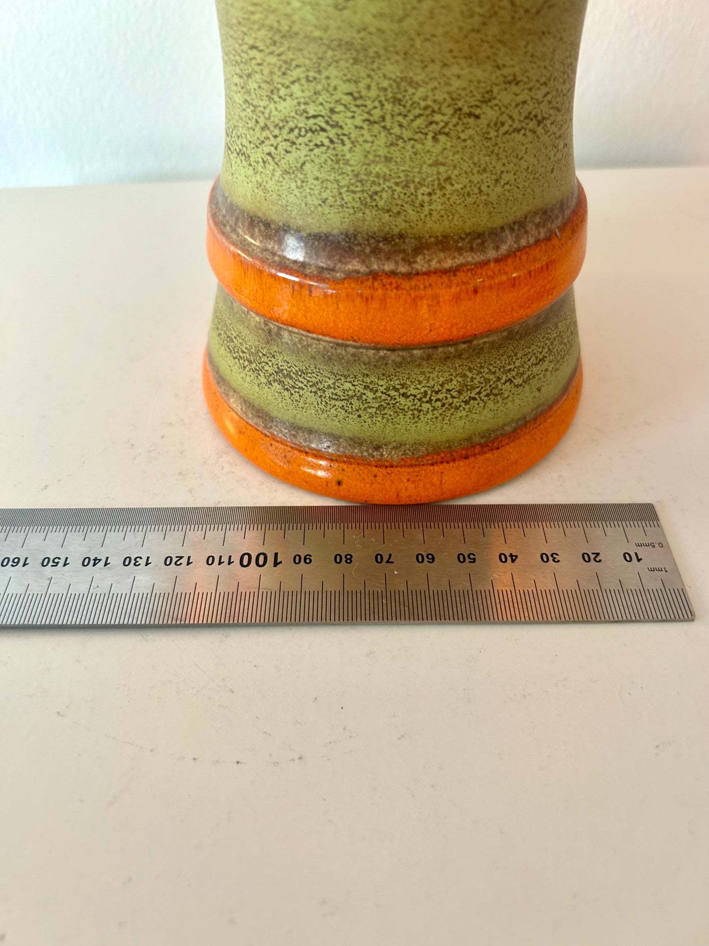 Uebelacker vase as a cordless table lamp
