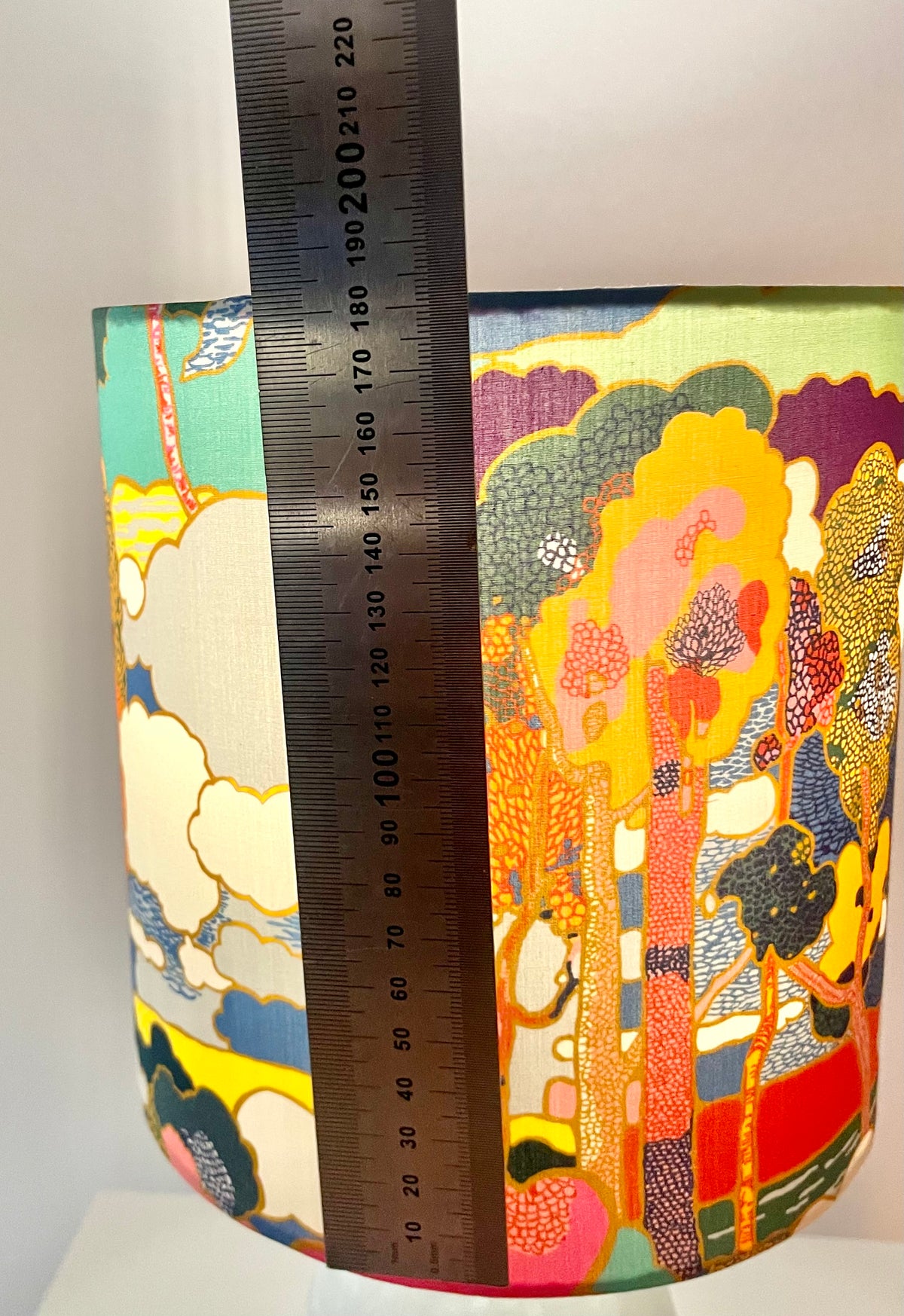 The Archive Collection: Kabellose Tischlampe aus Vintage-Vase mit Lampenschirm aus Liberty-Stoff „Prospect Road“