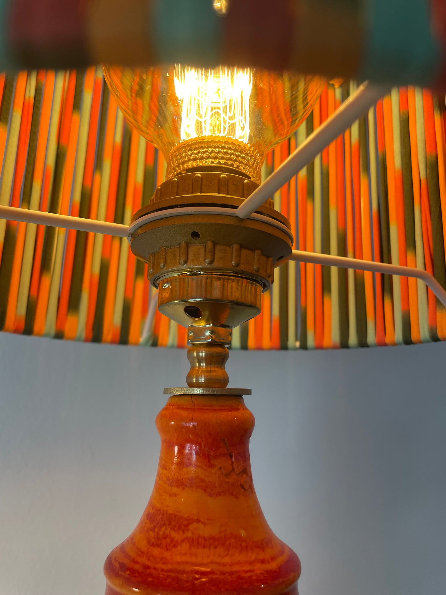 Kleine 70 Jahre Stehlampe mit Pop Art String Schirm