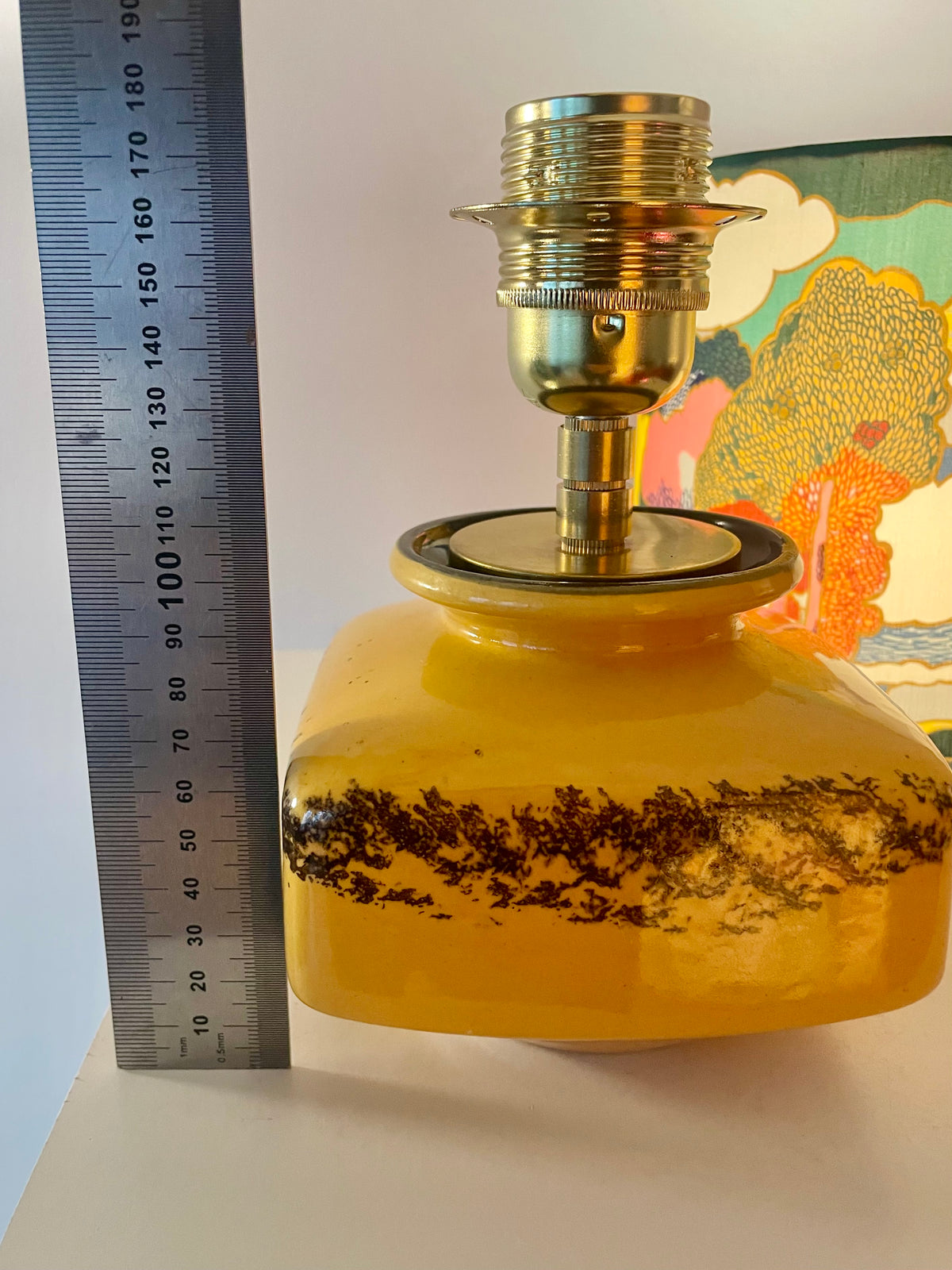 The Archive Collection: Tischlampe aus DDR Keramik mit Lampenschirm aus Liberty-Stoff „Prospect Road“