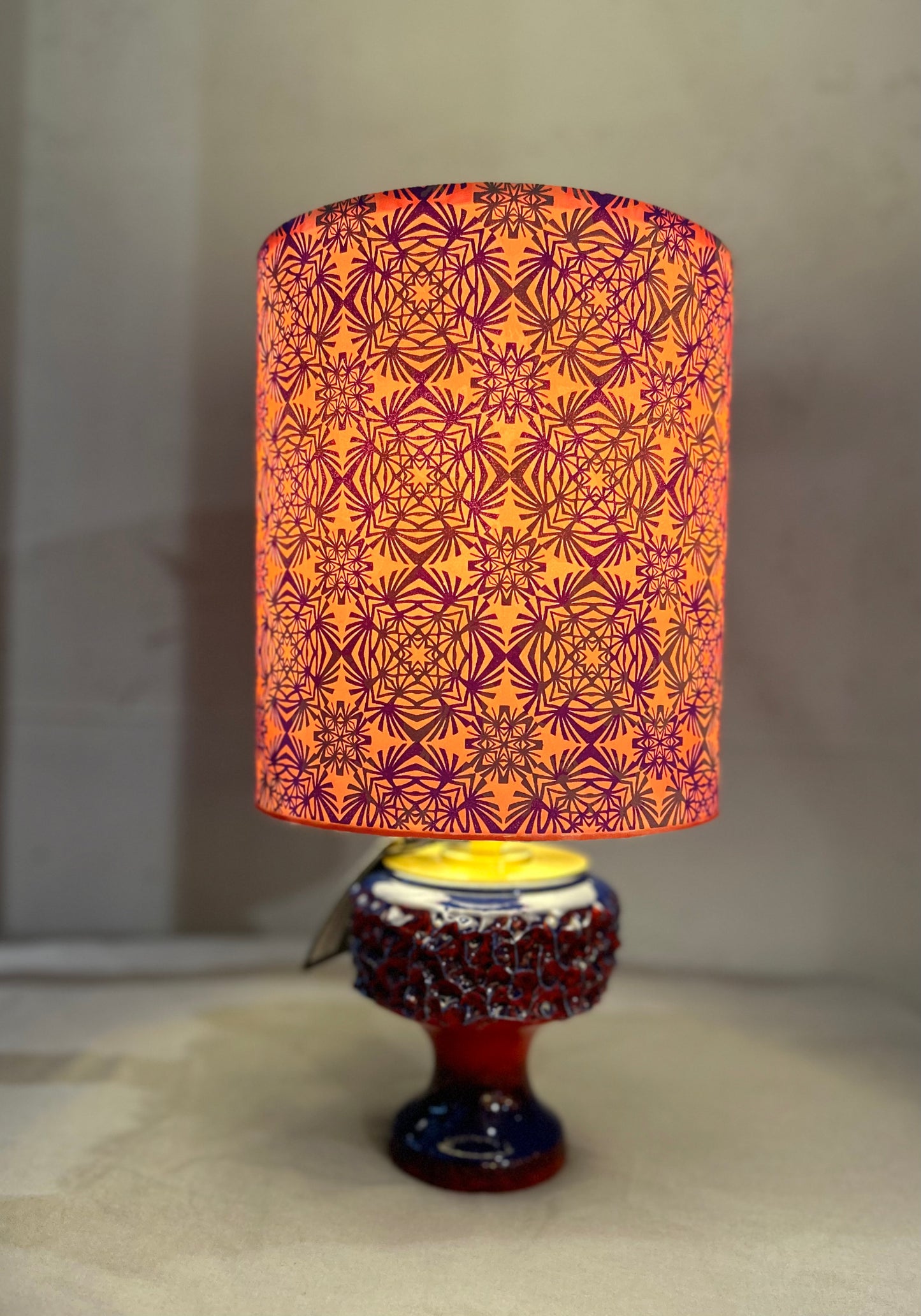 Dänische Fat Lava Kelchvase als kabellose Tischlampe