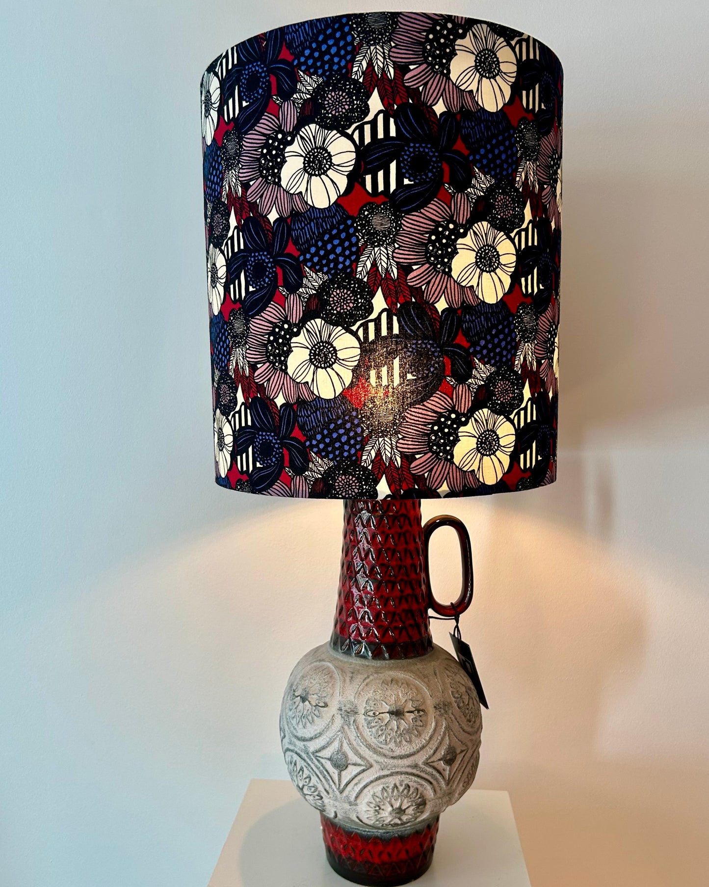 Große Vintage Tischlampe aus Bay Reliefvase