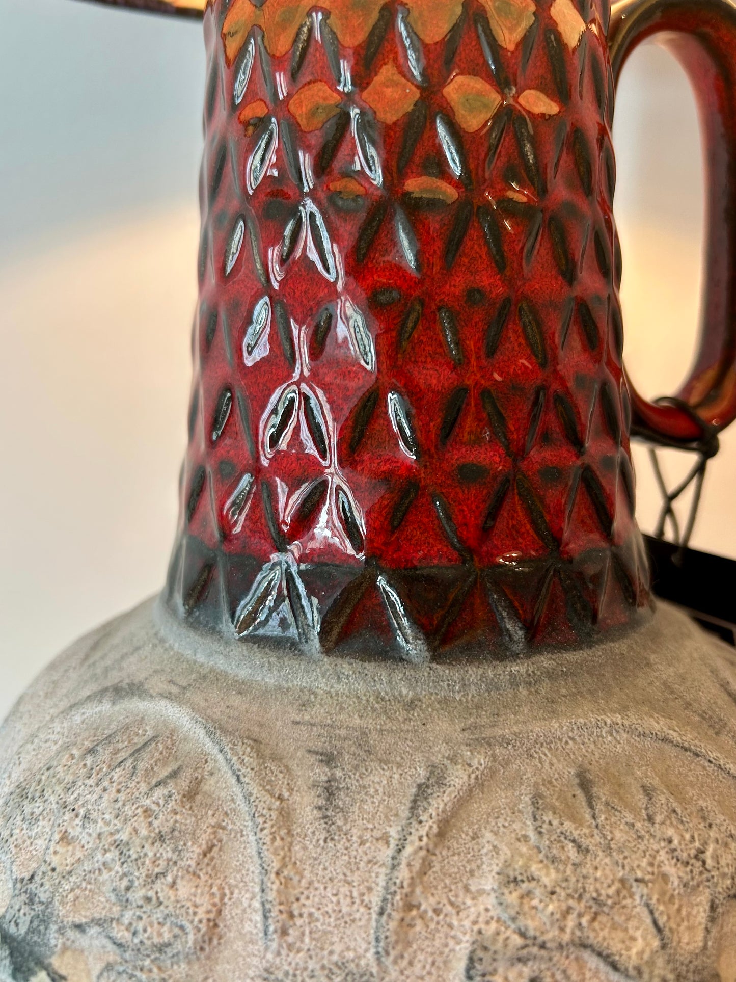 Große Vintage Tischlampe aus Bay Reliefvase