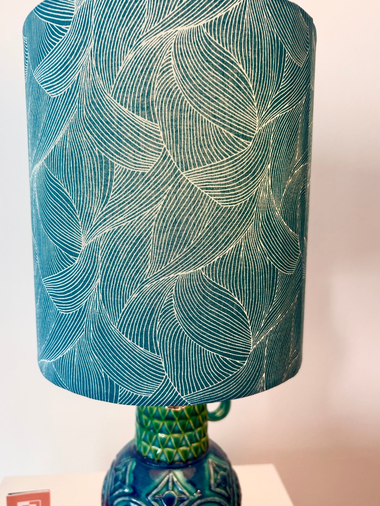 Kabellose Tischlampe aus außergewöhnlicher Fat Lava Vase von Bay Keramik