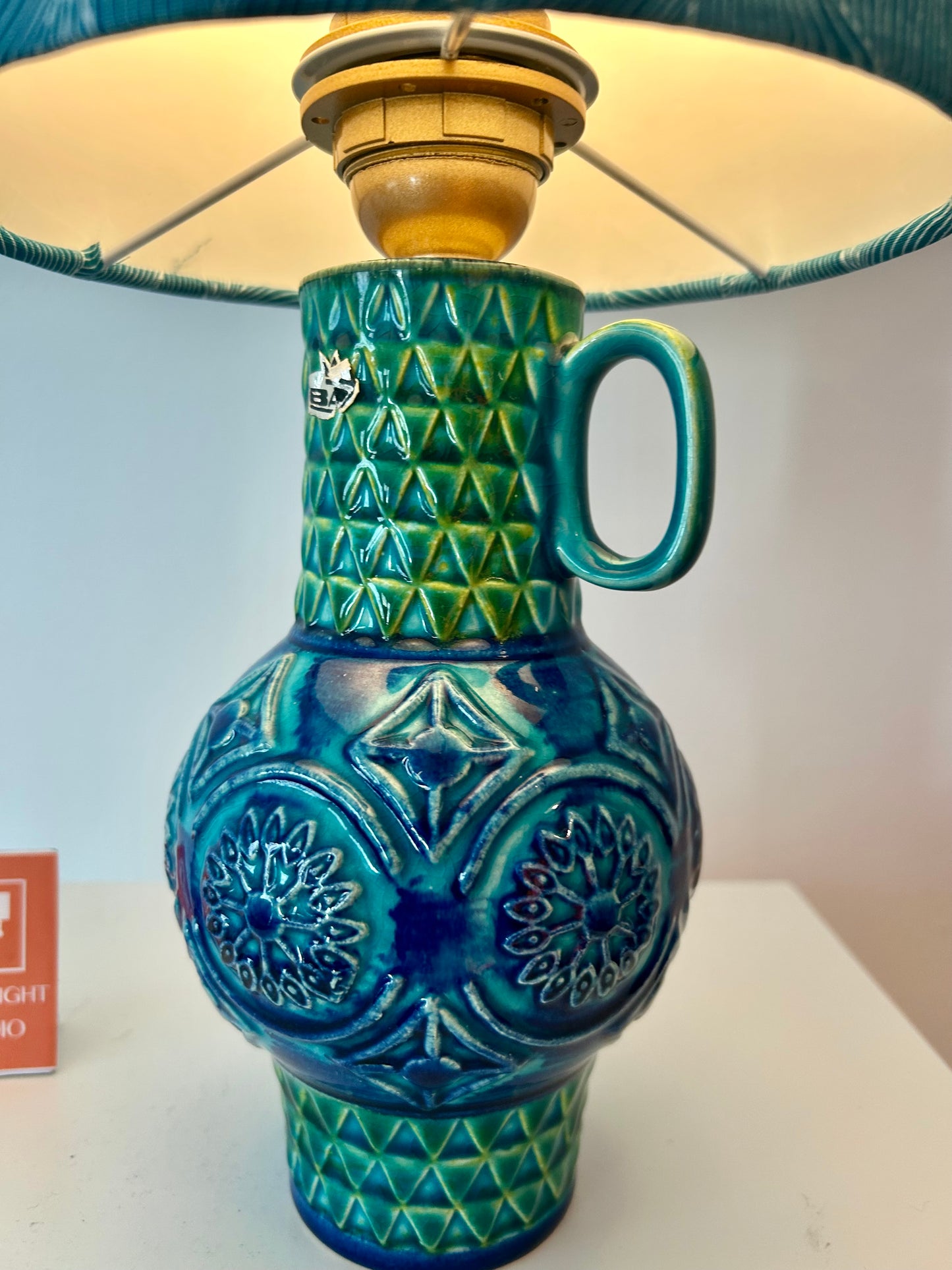 Kabellose Tischlampe aus außergewöhnlicher Fat Lava Vase von Bay Keramik