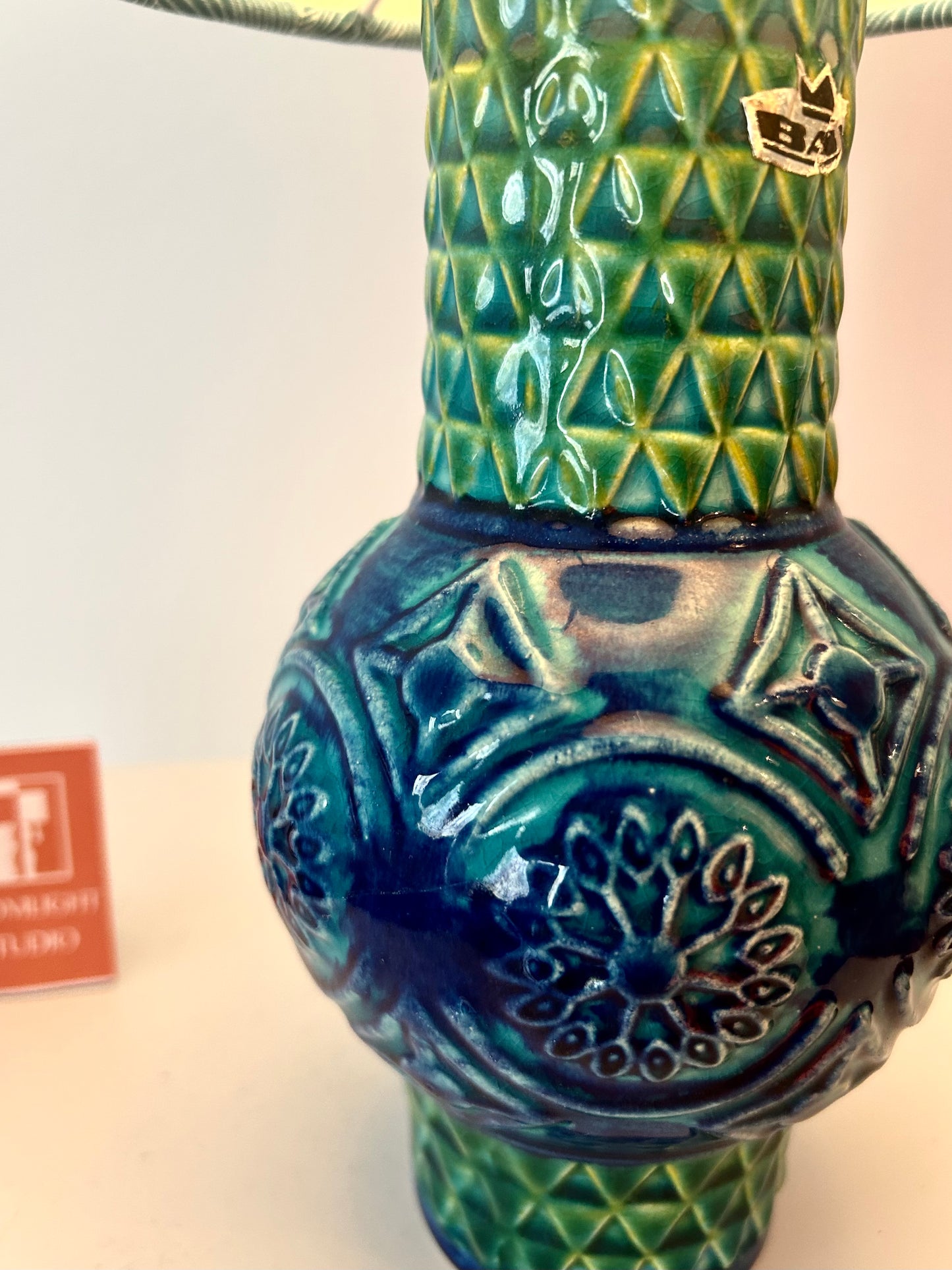 Kabellose Tischlampe aus außergewöhnlicher Fat Lava Vase von Bay Keramik