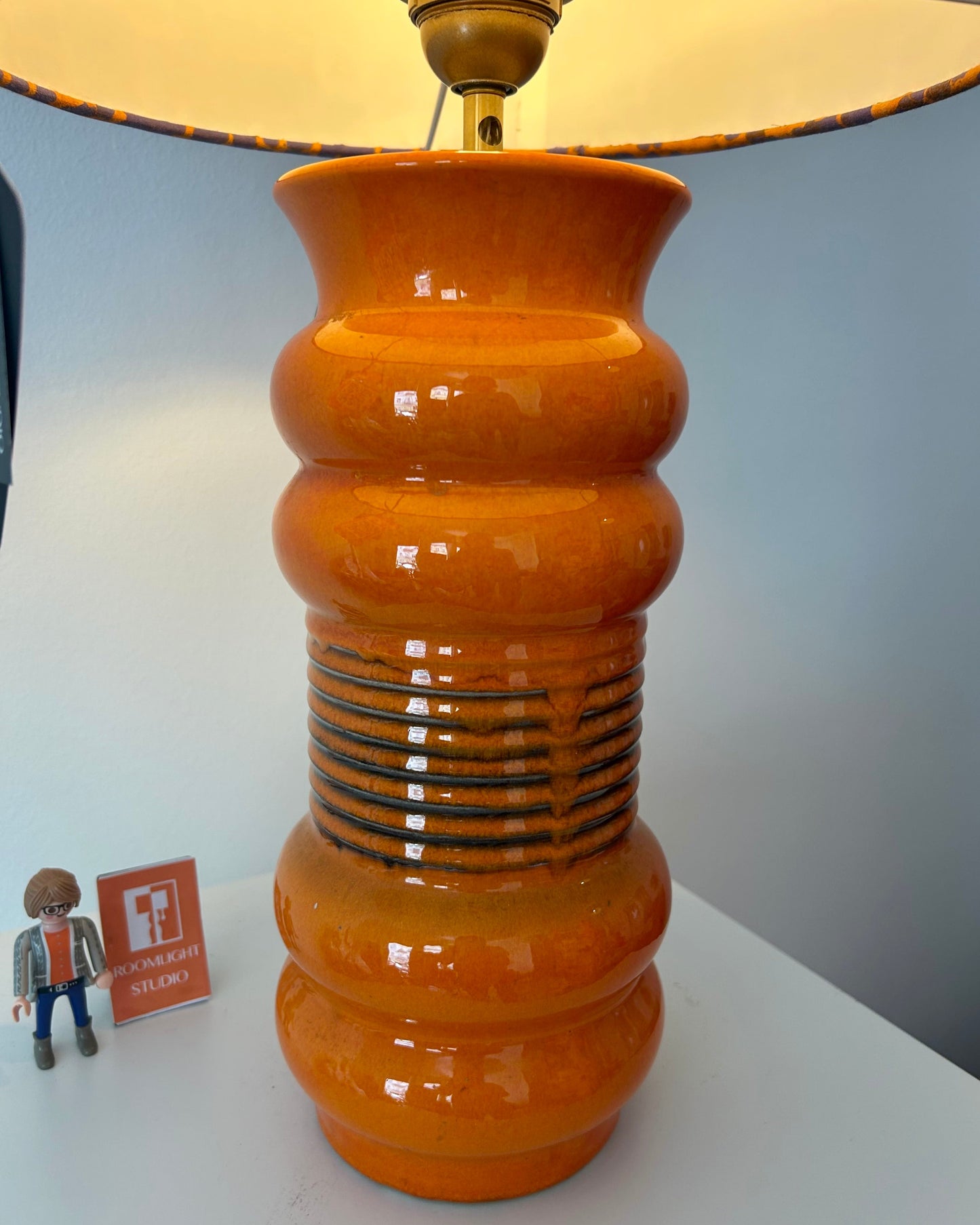 AK-Keramik: Orange Tischlampe aus Mid Century Keramikvase
