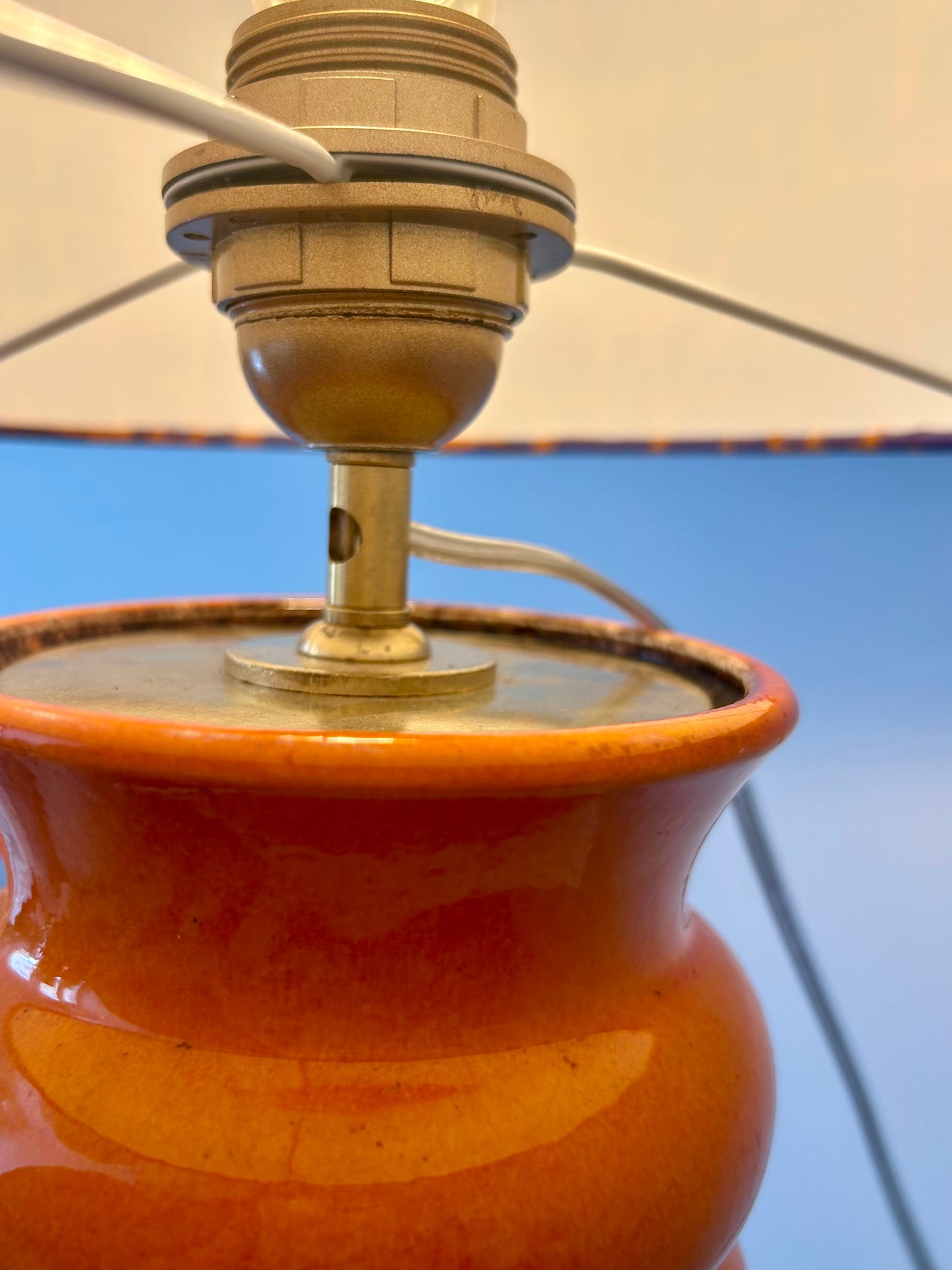AK-Keramik: Orange Tischlampe aus Mid Century Keramikvase