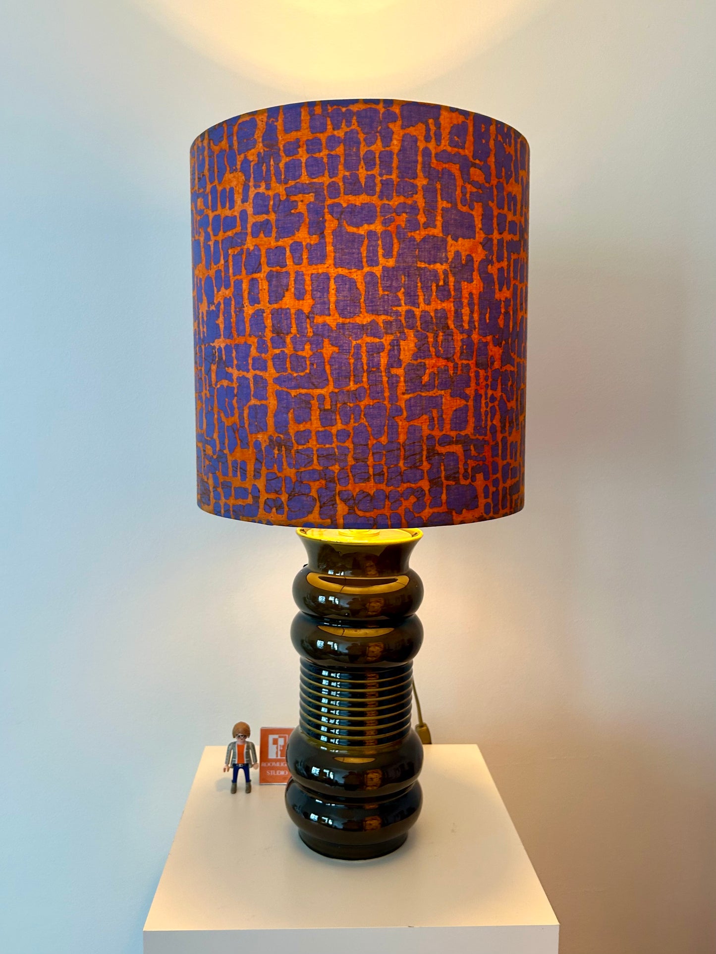 AK-Keramik: Olivgruene Lampe aus Mid Century Vase