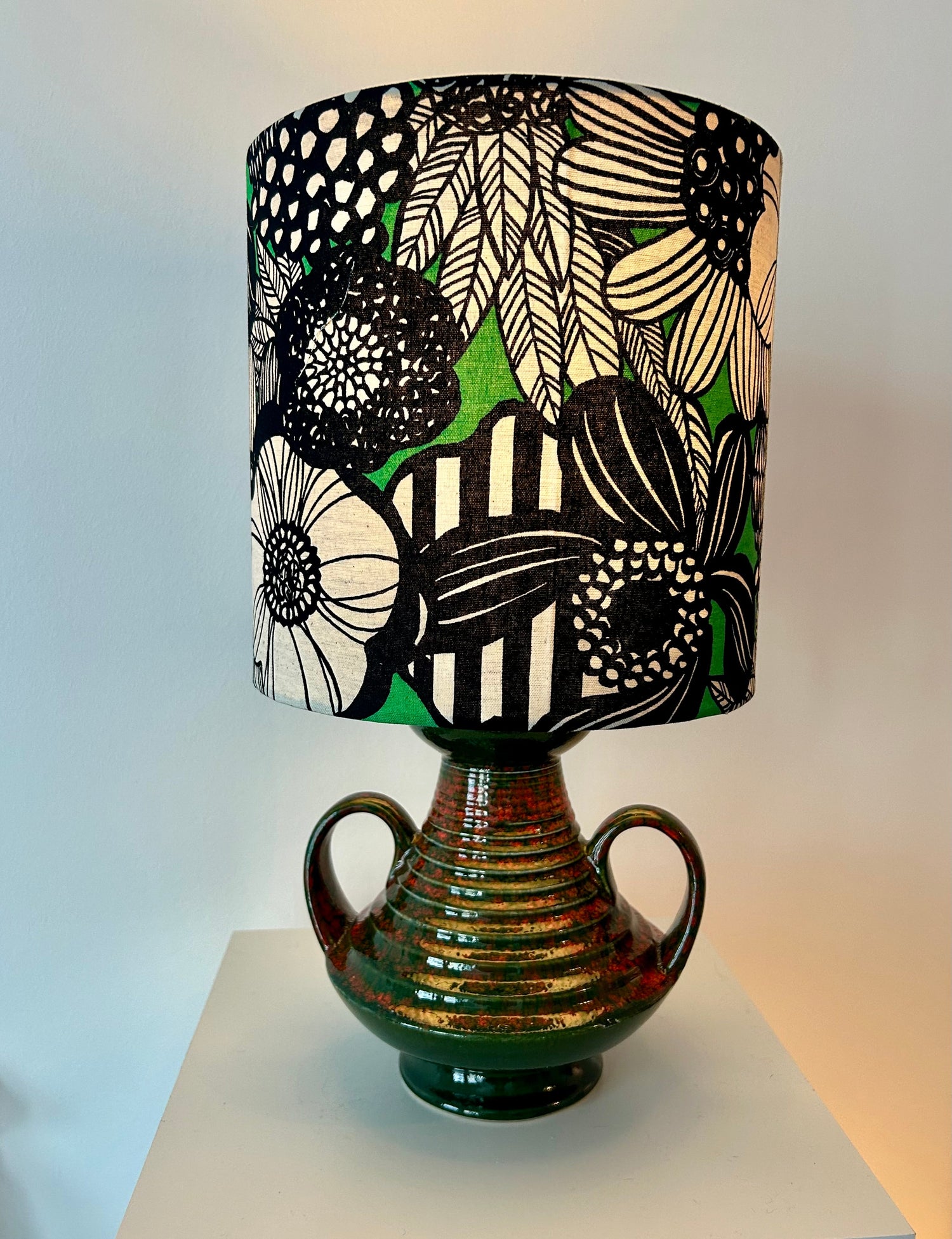 Kleine vintage Tischlampe aus eckiger Keramikvase von Scheurich aufgebaut