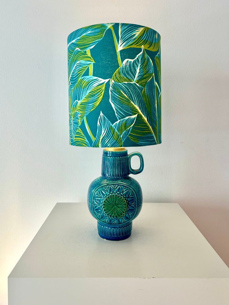 Kleine vintage Tischlampe aus eckiger Keramikvase von Scheurich aufgebaut
