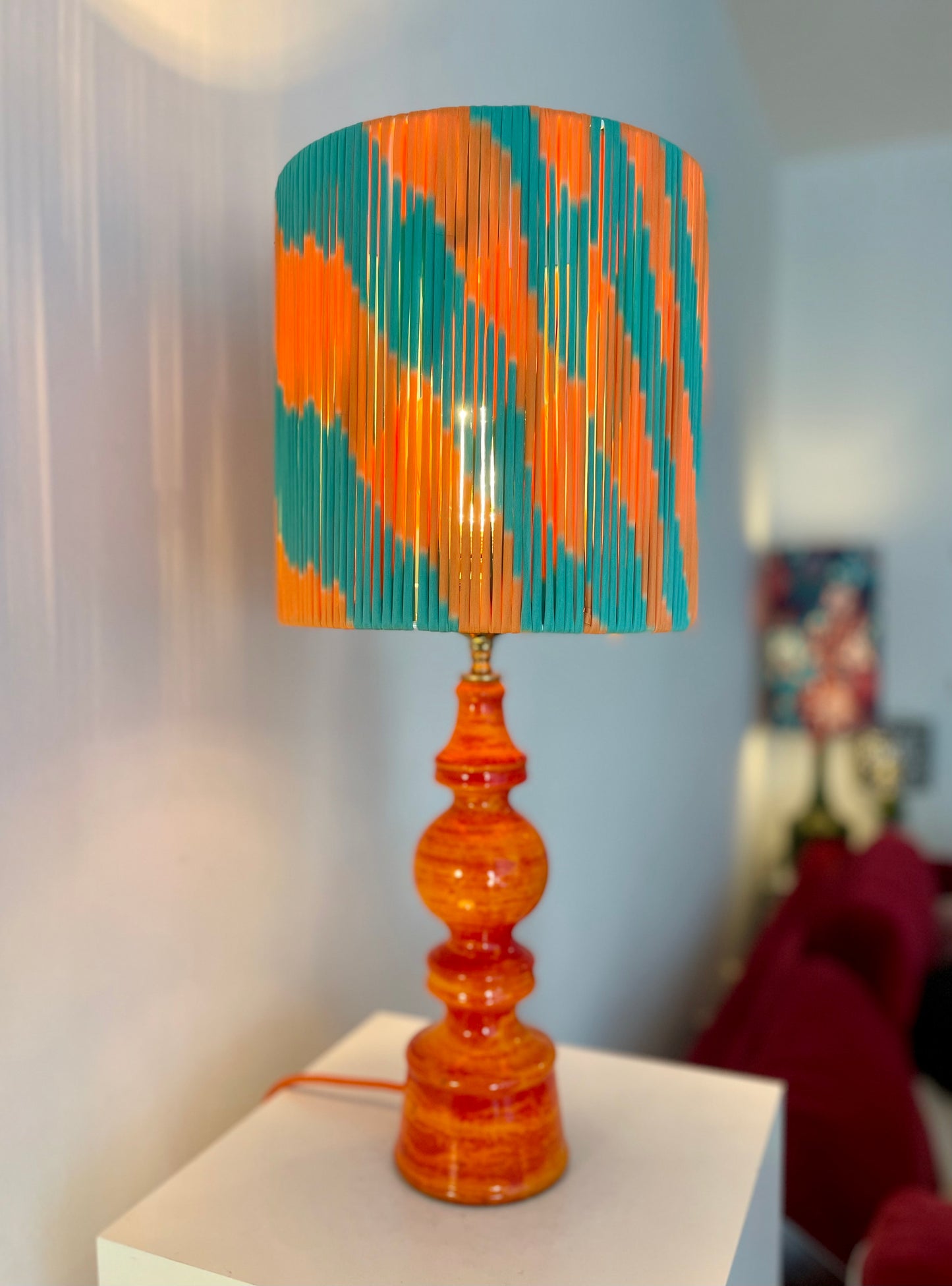 70er Jahre Keramiklampe mit Pop Art String-Schirm