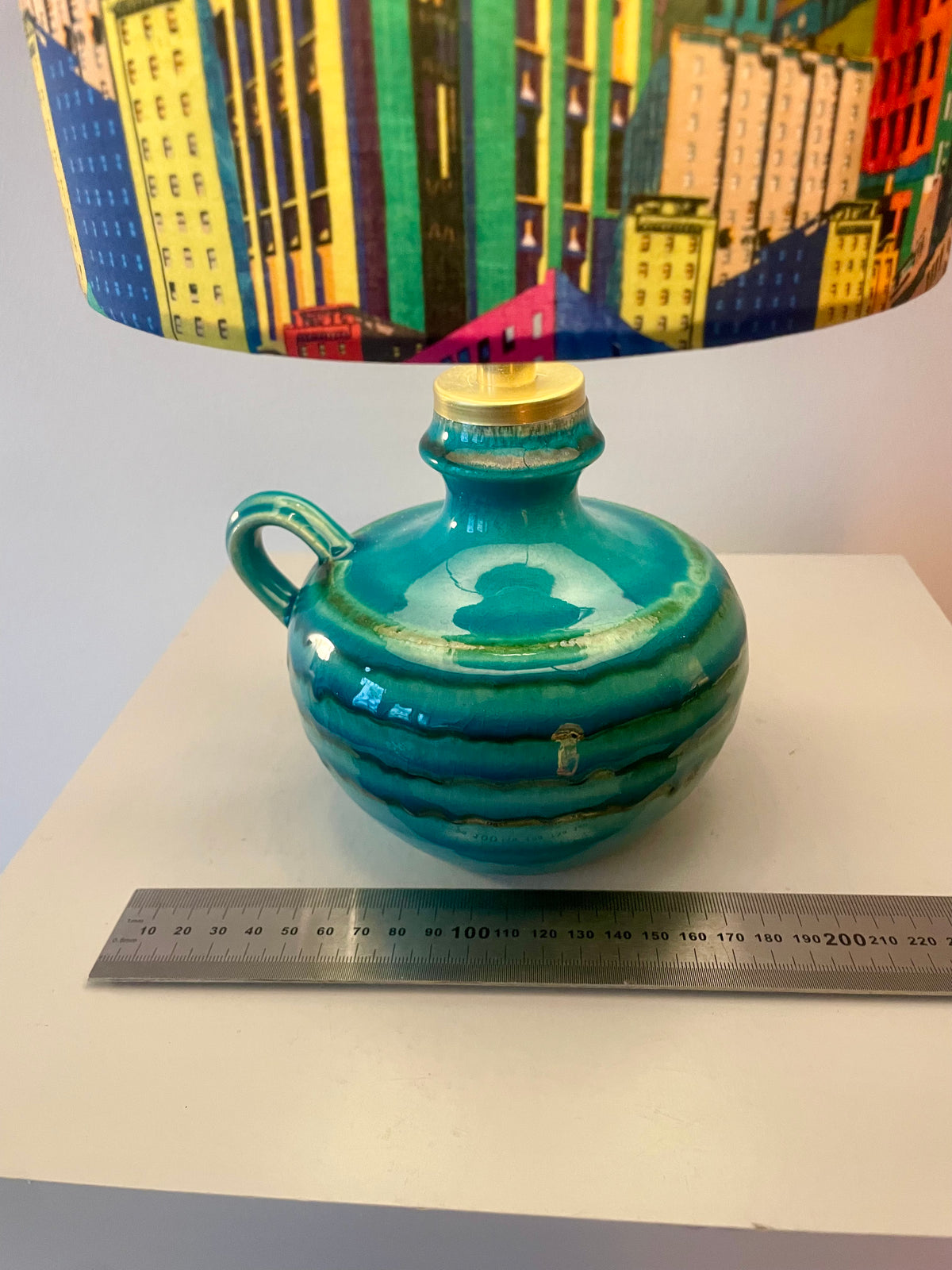 The Archive Collection: Kabellose Vasenlampe mit Liberty-Stoff „Bernard’s Buildings“