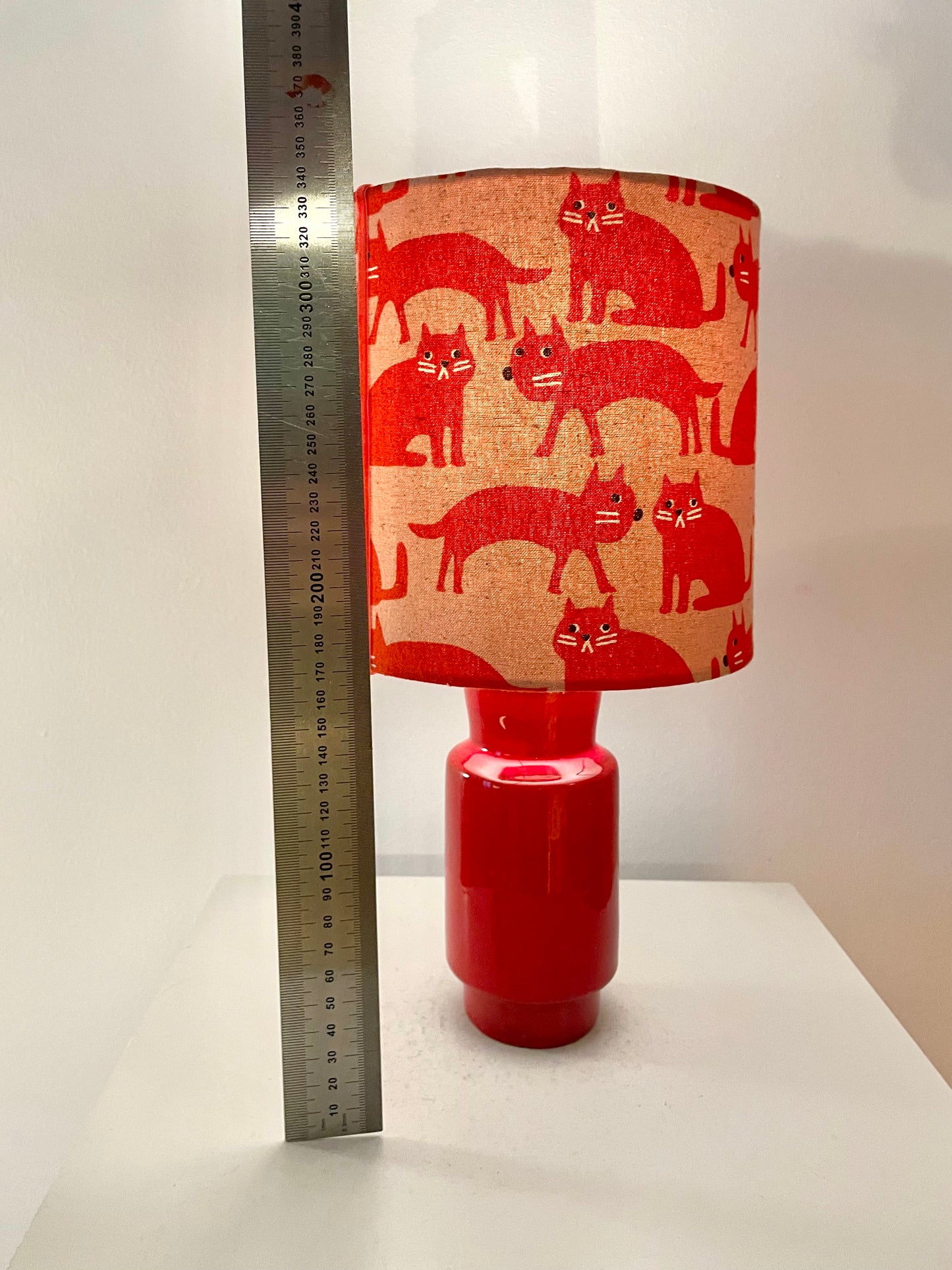 Kleine kabellose Vintage Lampe mit japanischen Stoffschirm