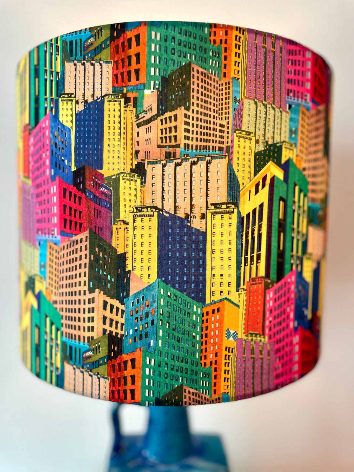 'The Archive Collection: imposante Tischlampe aus Mareivase und Liberty London Reprint von 1969