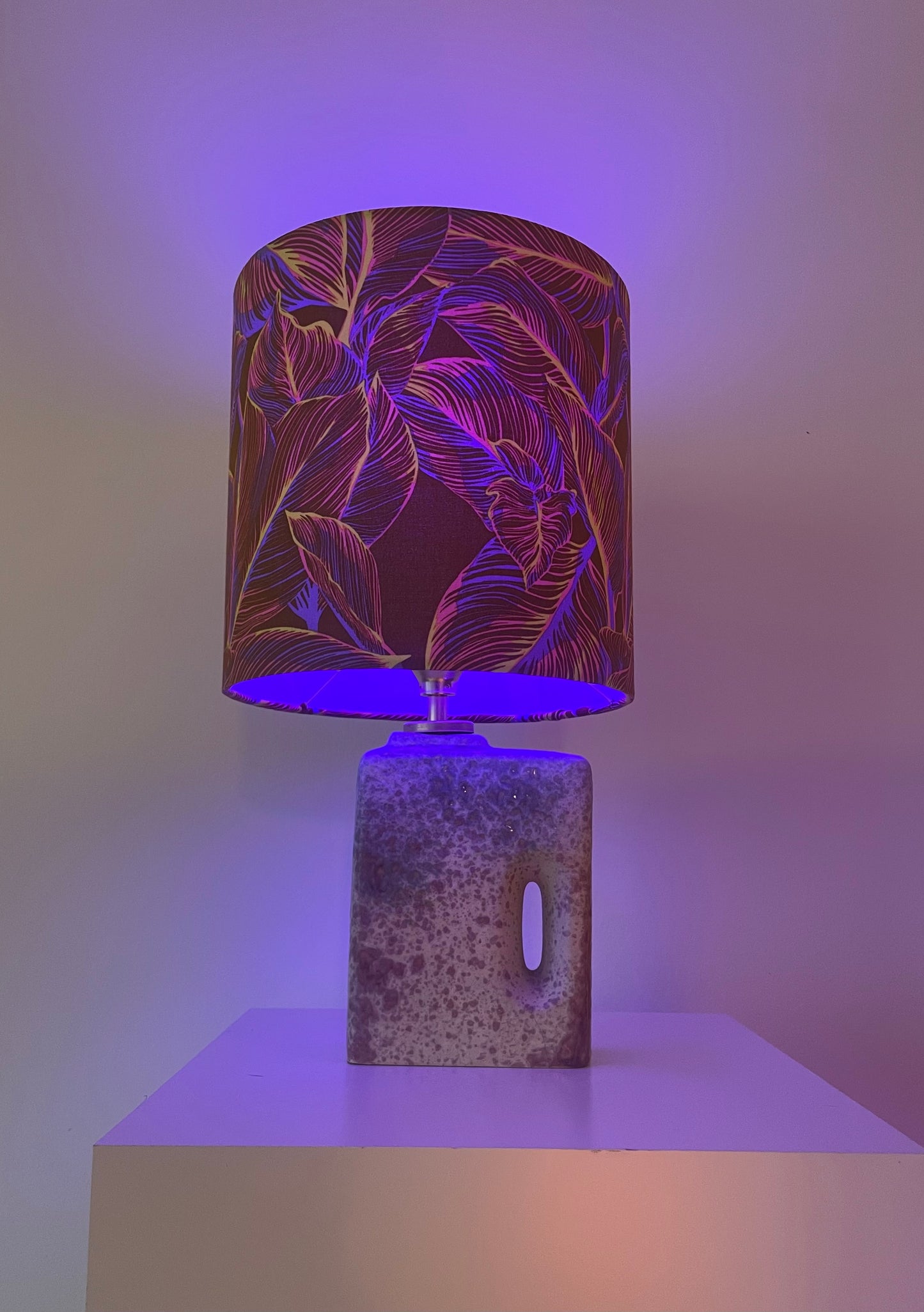 Übelacker Tischleuchte - Akku-Leuchte auf Kaminvase mit botanischem Schirm | 42 cm