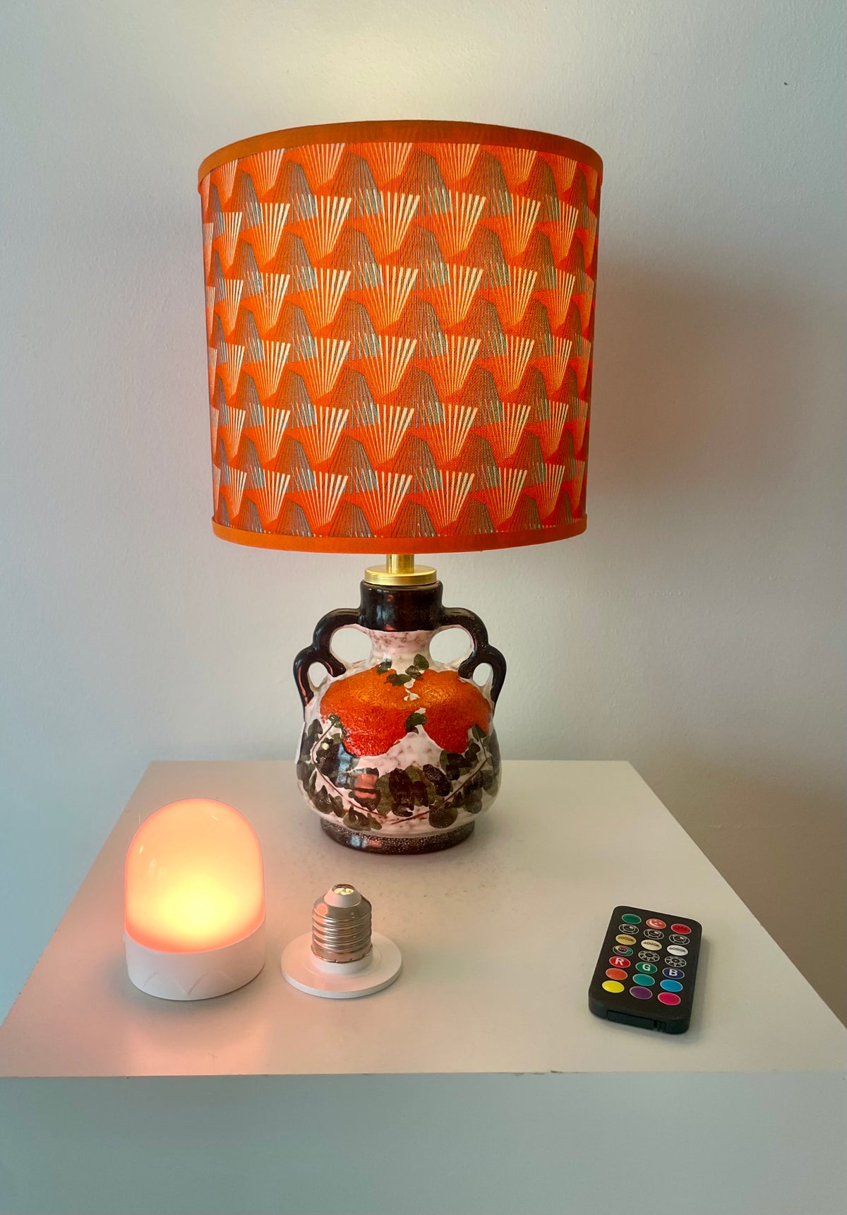 Kabellose Marei Vasenlampe mit handgefertigtem Retro-Lampenschirm