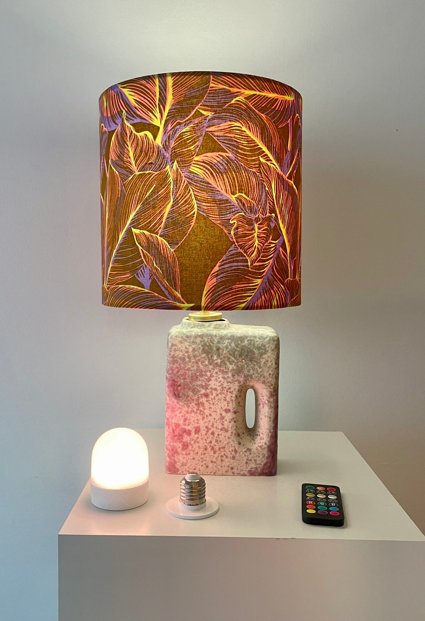 Übelacker Tischleuchte - Akku-Leuchte auf Kaminvase mit botanischem Schirm | 42 cm