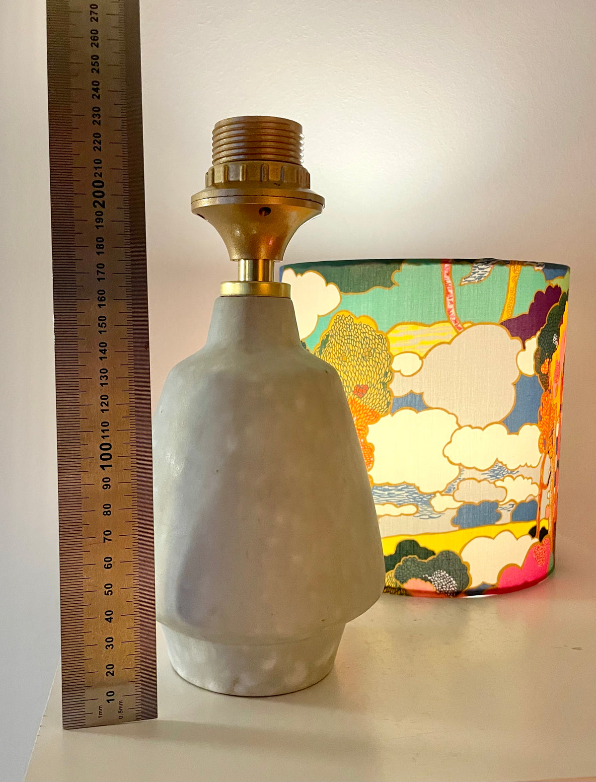 The Archive Collection: Kabellose Tischlampe aus Vintage-Vase mit Lampenschirm aus Liberty-Stoff „Prospect Road“