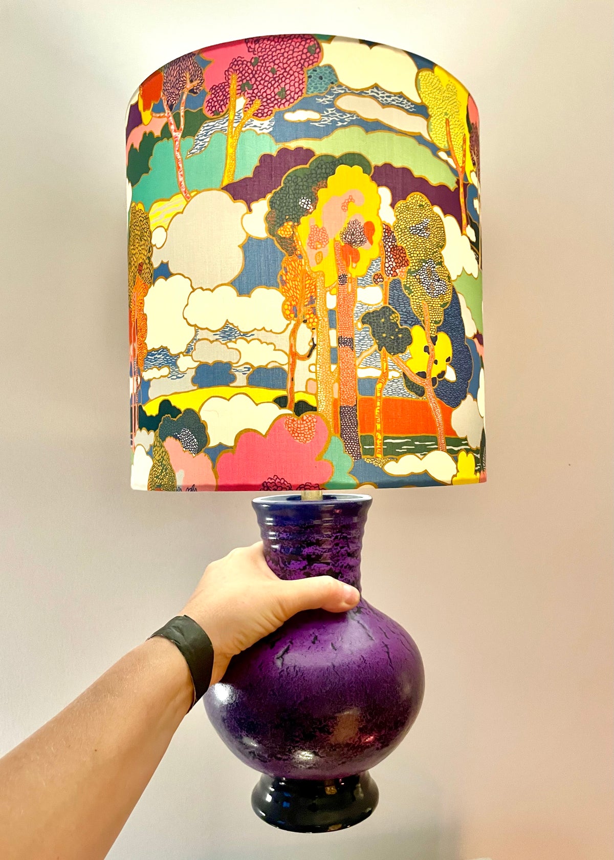 The Archive Collection: Kabellose Tischlampe aus Marei Vase mit Lampenschirm aus Liberty-Stoff