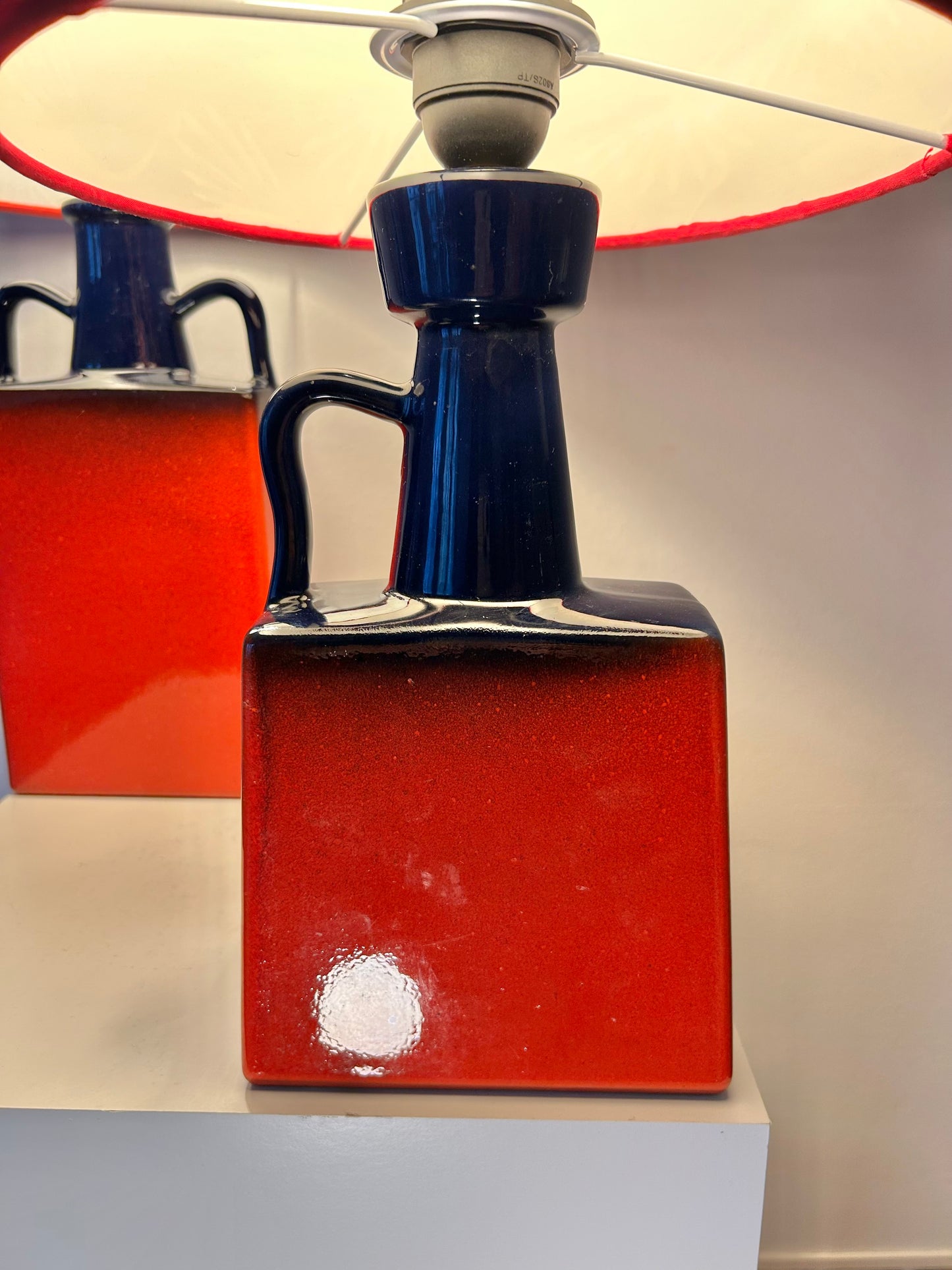 Ein Paar imposante Walter Brecht Vasenlampen mit japanischen Kranich-Schirmen