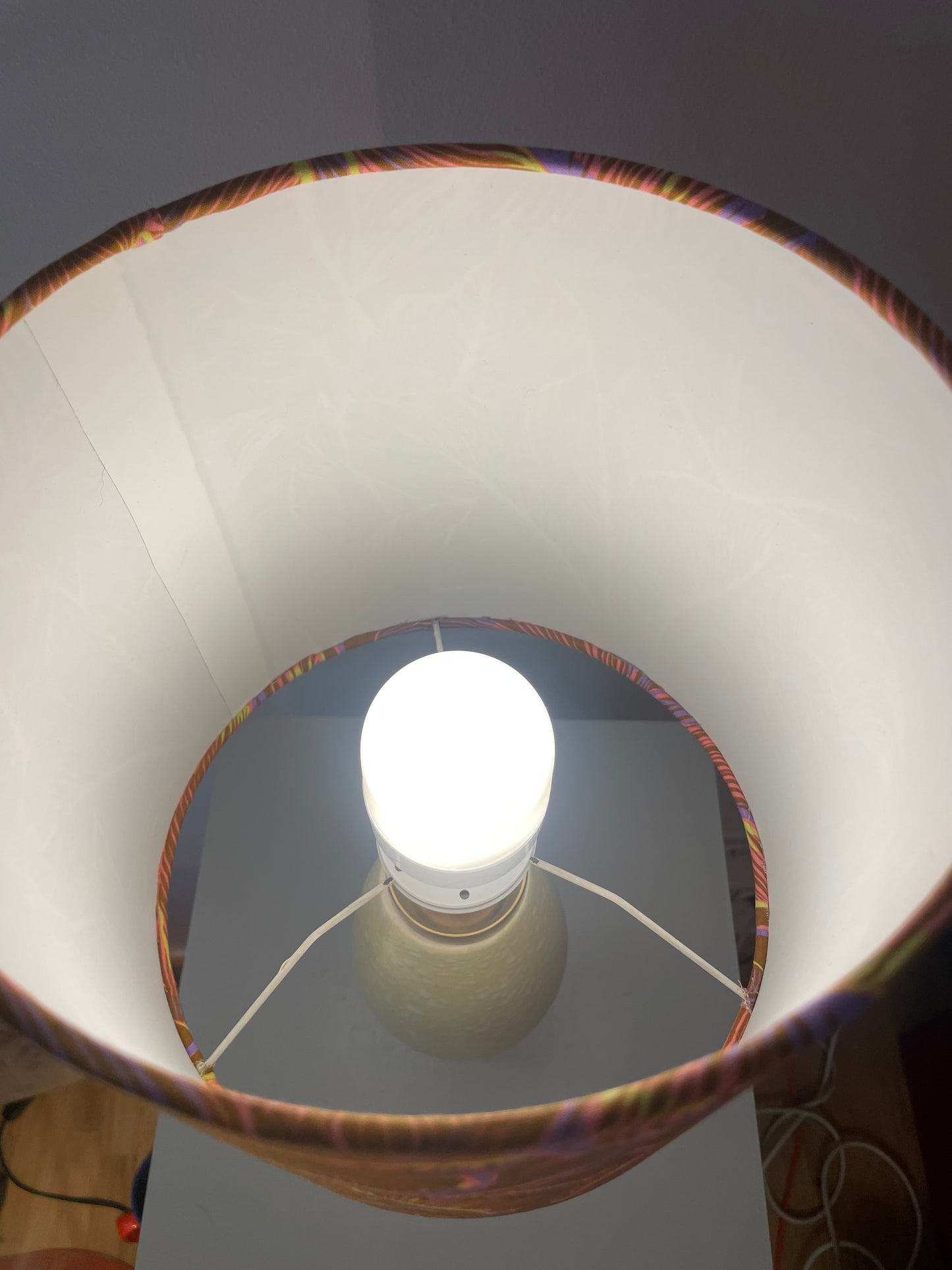 Scheurich Tischlampe aus den 50er Jahren. Upcycling, neuer Schirm, kabellos