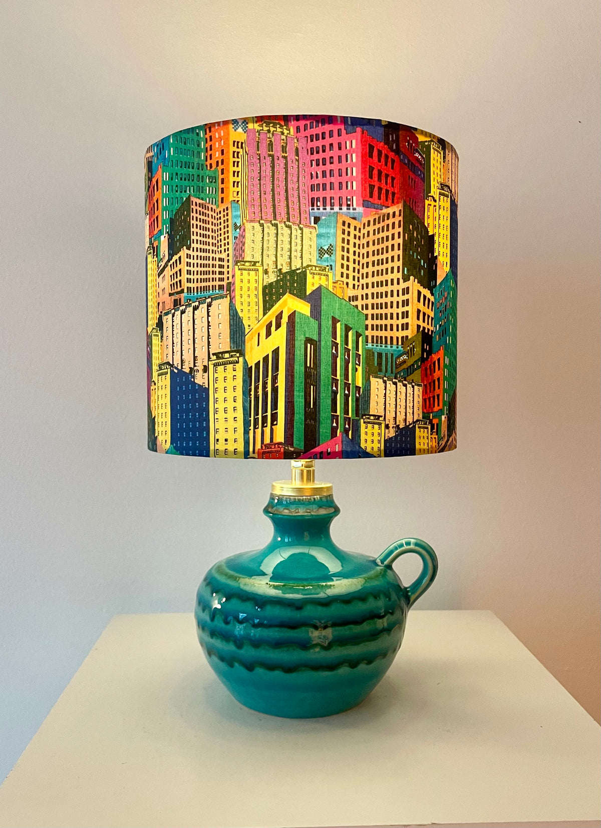 The Archive Collection: Kabellose Vasenlampe mit Liberty-Stoff „Bernard’s Buildings“