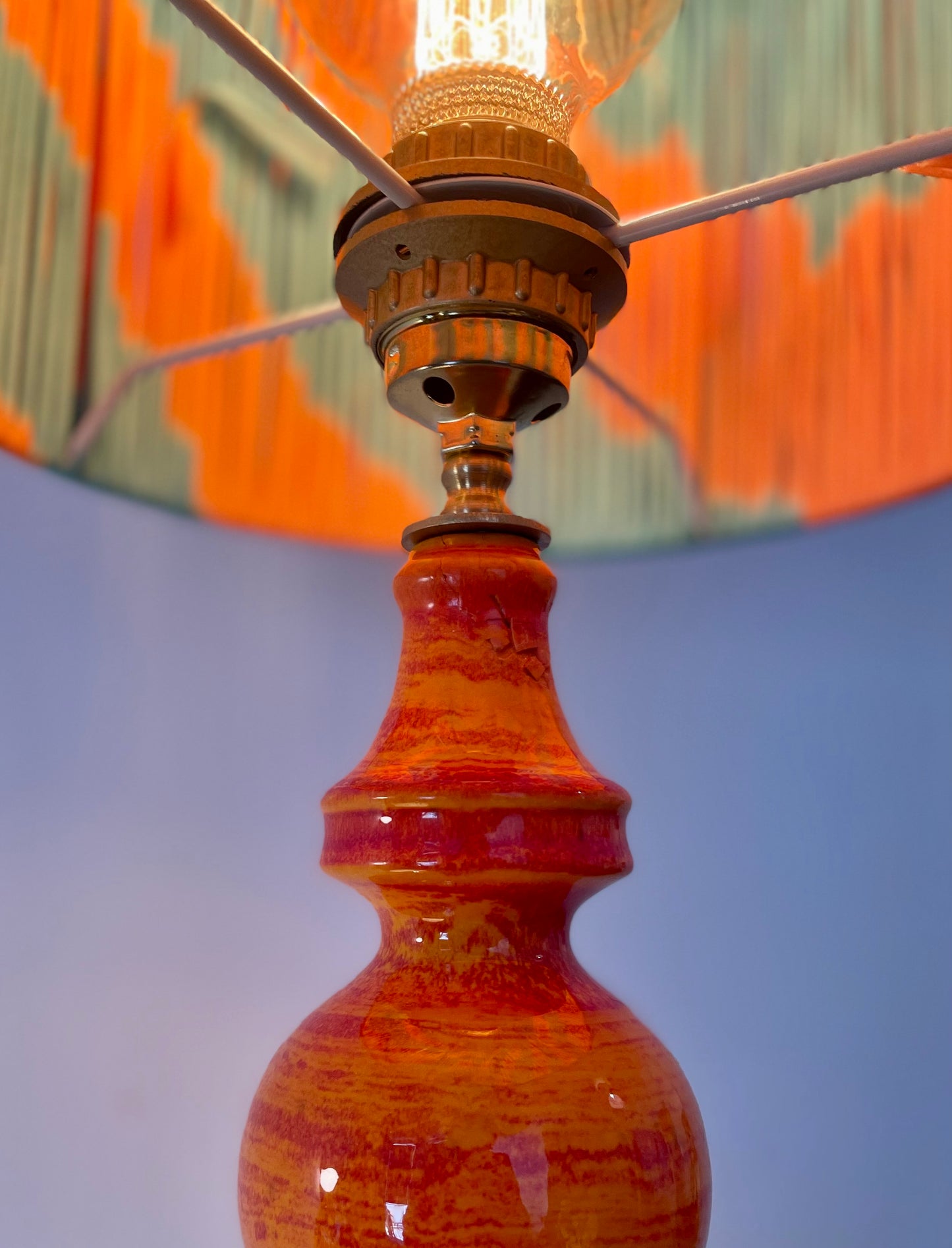 70er Jahre Keramiklampe mit Pop Art String-Schirm