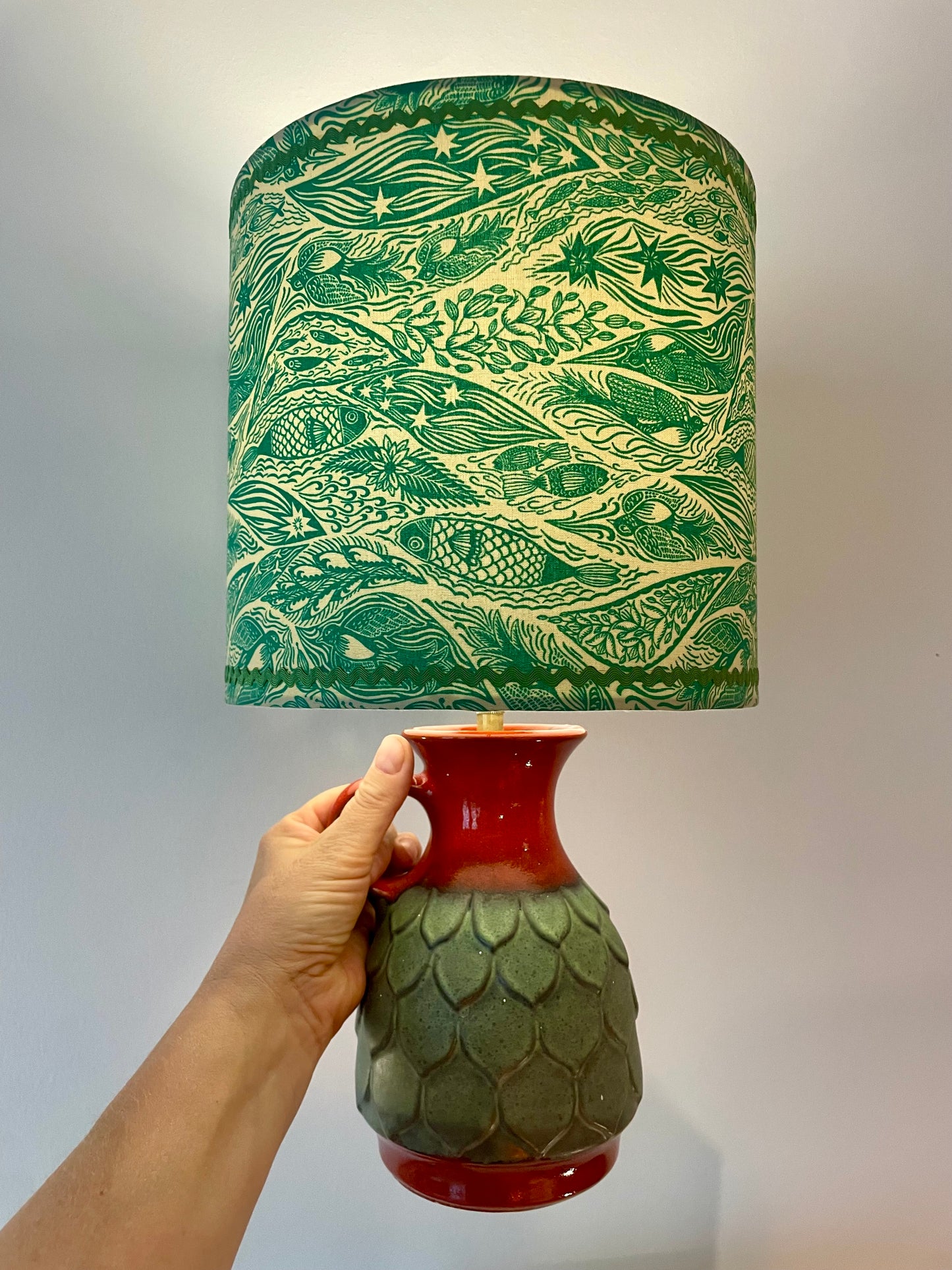 Kabellose Jasba Tischlampe - West German Pottery mit Fisch-Dekor |41 cm