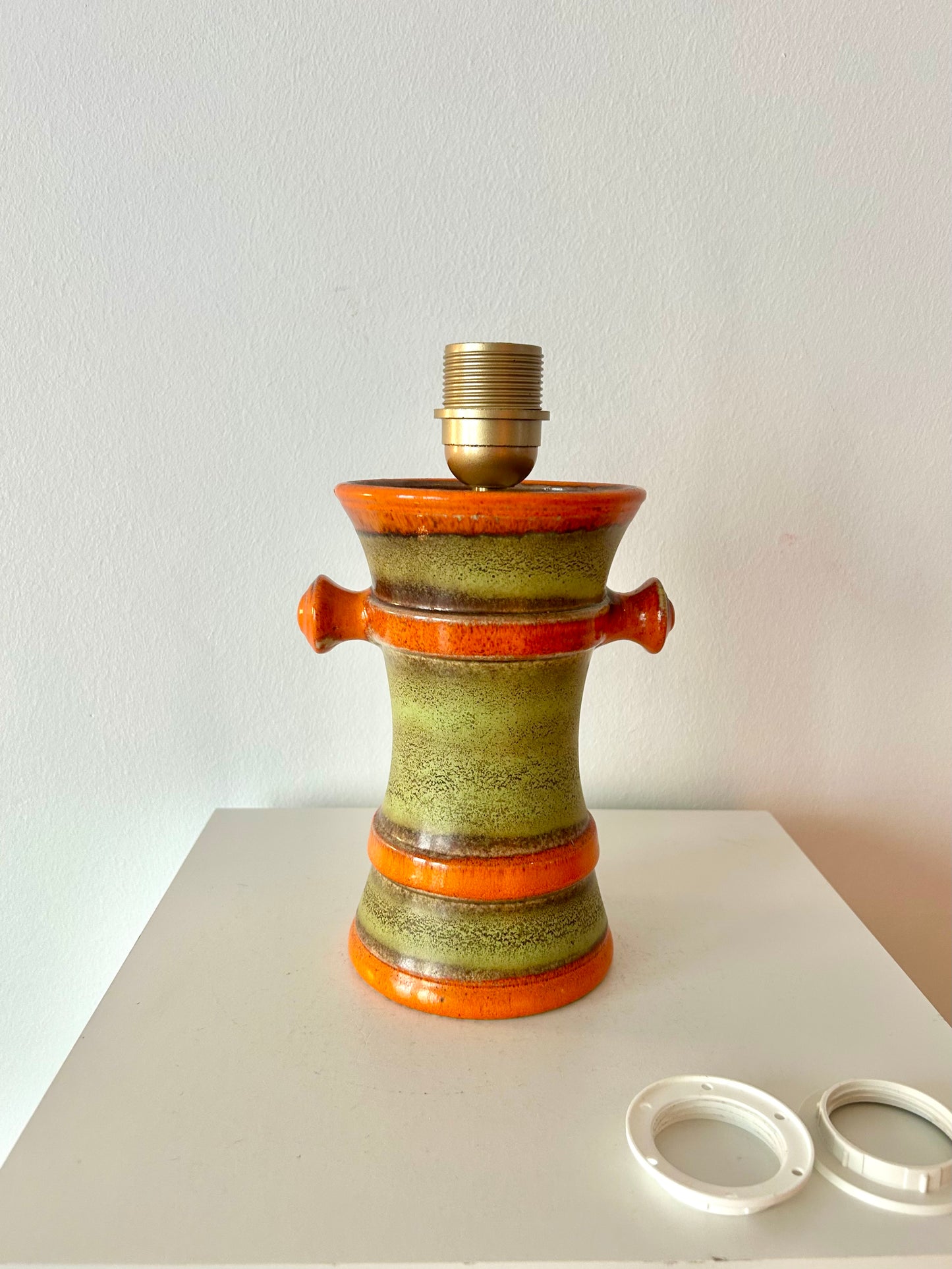 Uebelacker vase as a cordless table lamp