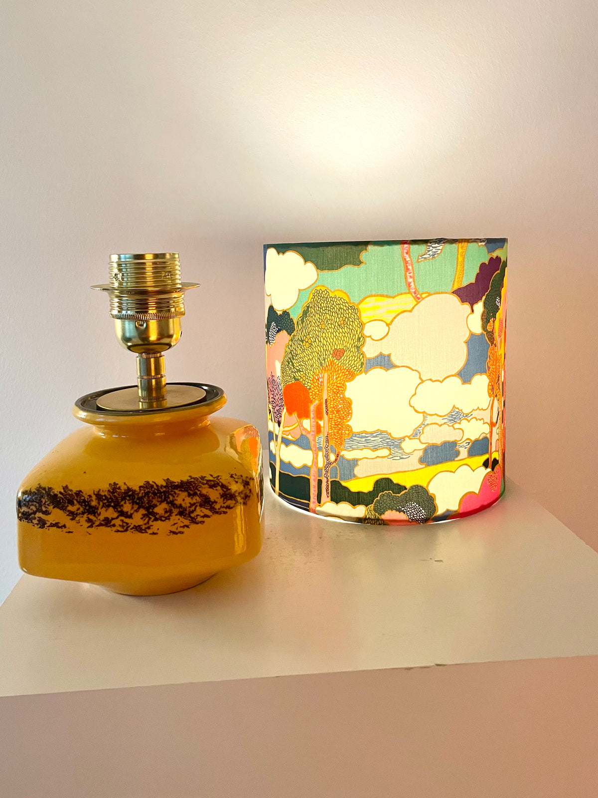 The Archive Collection: Tischlampe aus DDR Keramik mit Lampenschirm aus Liberty-Stoff „Prospect Road“