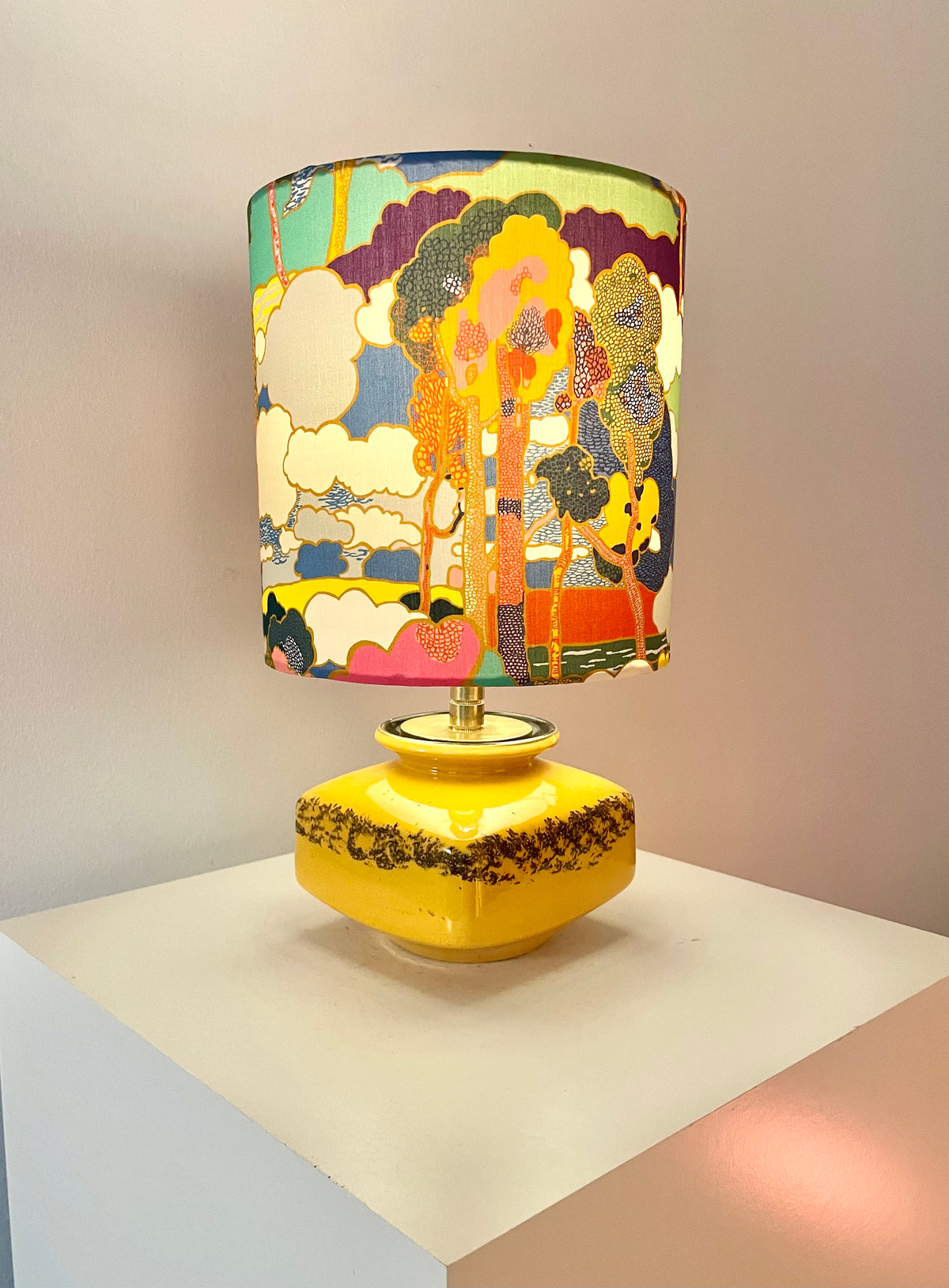 Tischlampe aus DDR Keramik mit Lampenschirm aus Liberty-Stoff „Prospect Road“