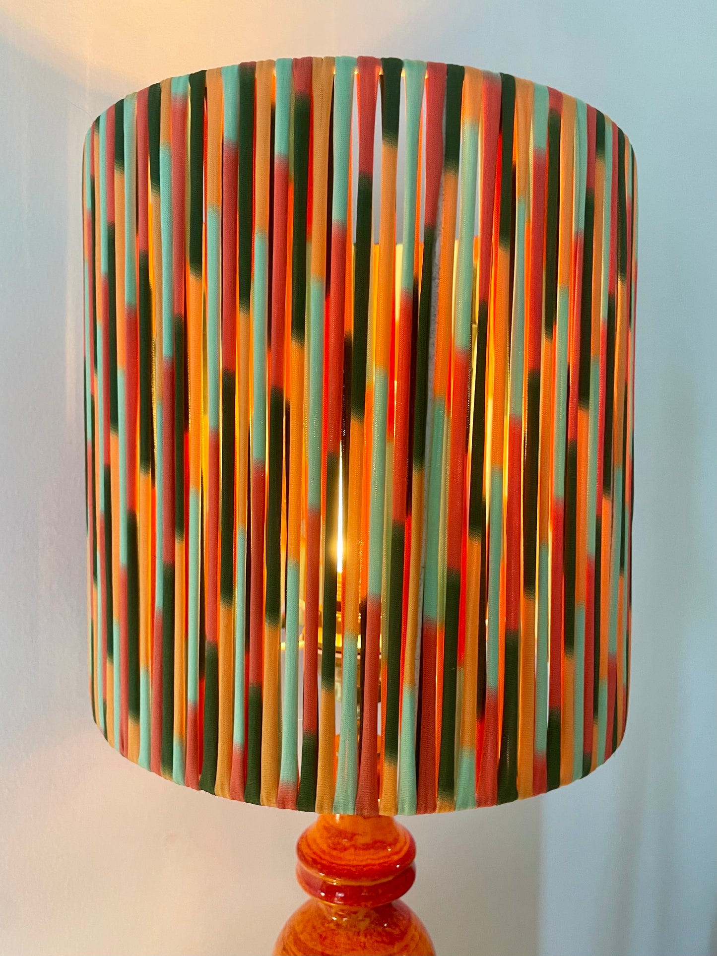 Kleine 70 Jahre Stehlampe mit Pop Art String Schirm