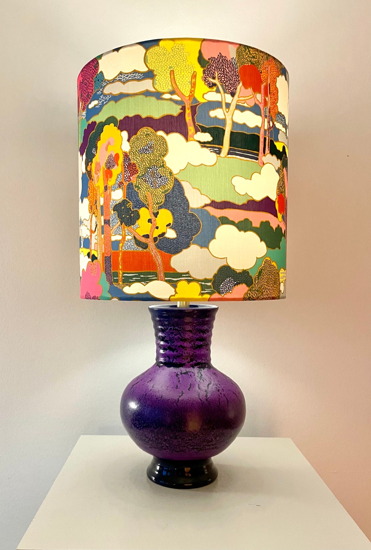The Archive Collection: Kabellose Tischlampe aus Marei Vase mit Lampenschirm aus Liberty-Stoff