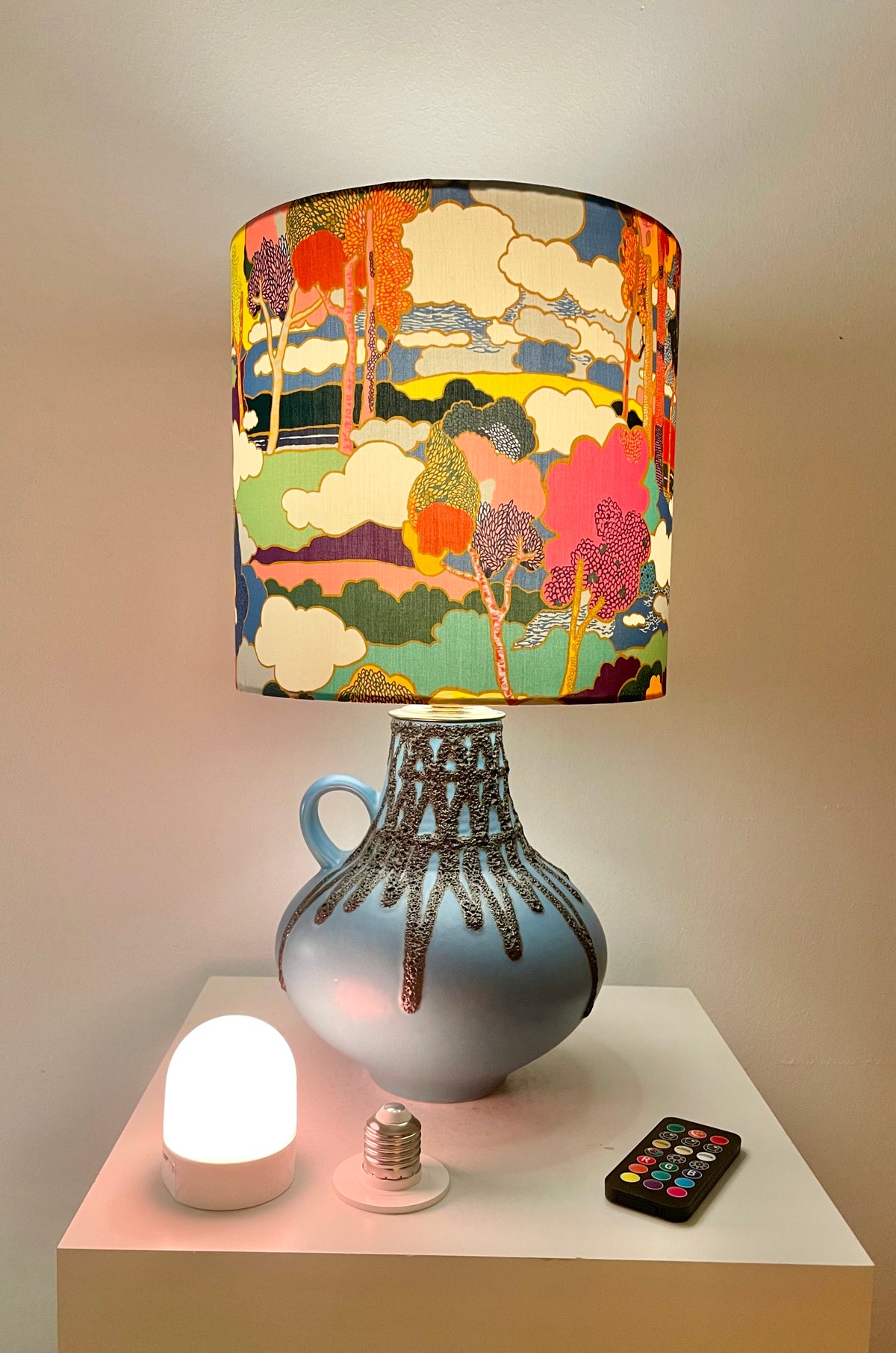 The Archive Collection: Kabellose Fohr Vasenlampe mit Lampenschirm aus Liberty-Reprint „Prospect Road“