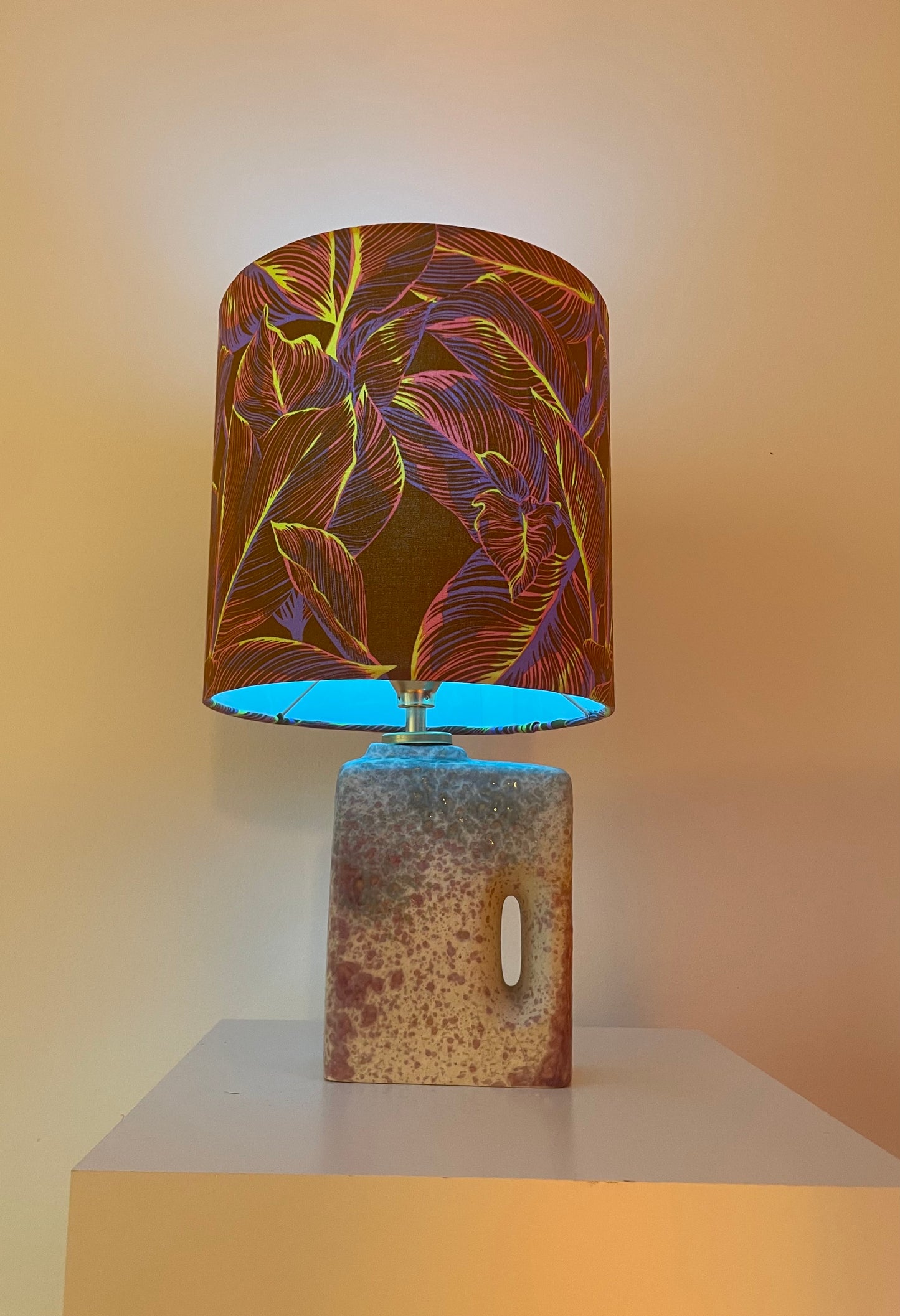 Übelacker Tischleuchte - Akku-Leuchte auf Kaminvase mit botanischem Schirm | 42 cm