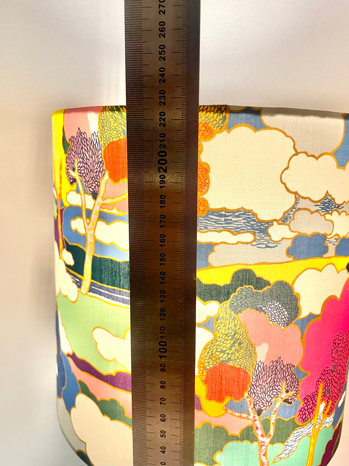The Archive Collection: Kabellose Fohr Vasenlampe mit Lampenschirm aus Liberty-Reprint „Prospect Road“