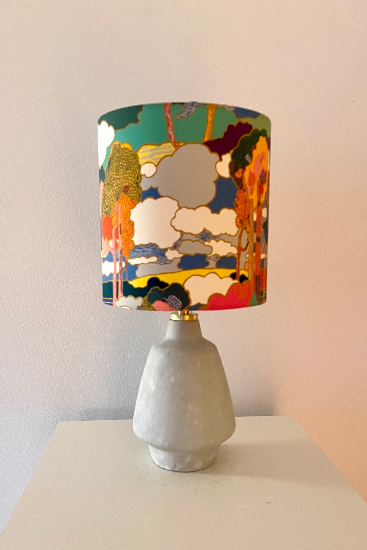 The Archive Collection: Kabellose Tischlampe aus Vintage-Vase mit Lampenschirm aus Liberty-Stoff „Prospect Road“