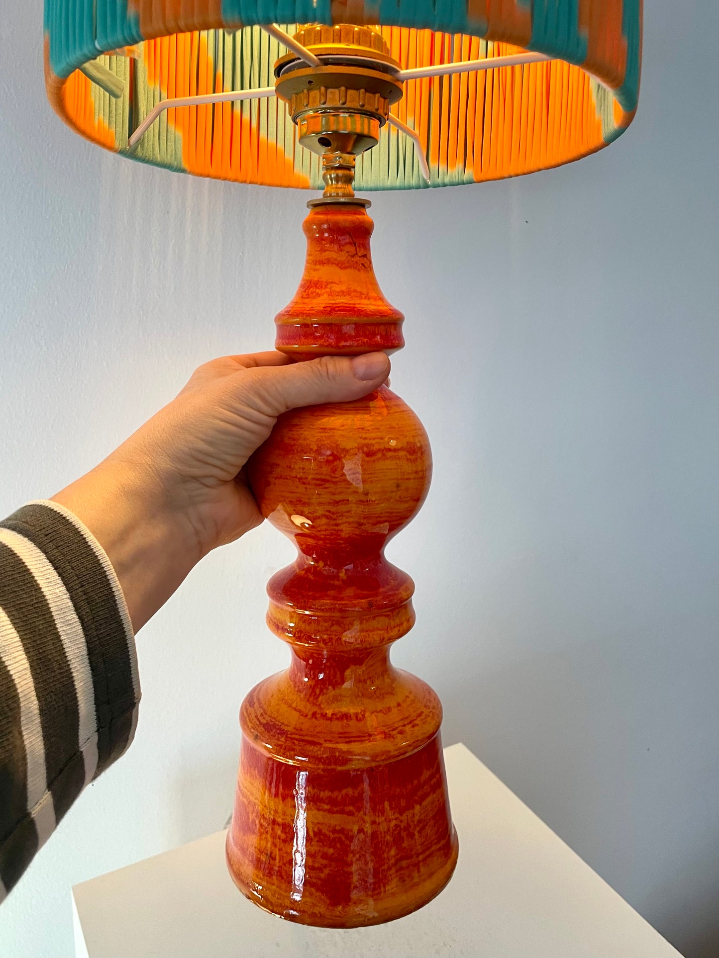 70er Jahre Keramiklampe mit Pop Art String-Schirm