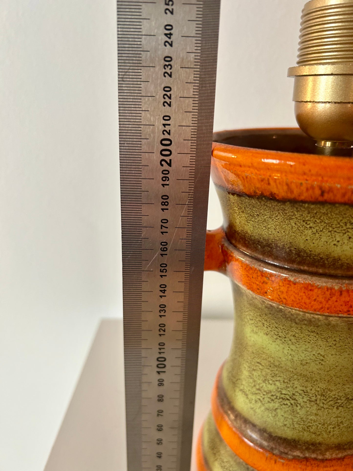 Uebelacker vase as a cordless table lamp