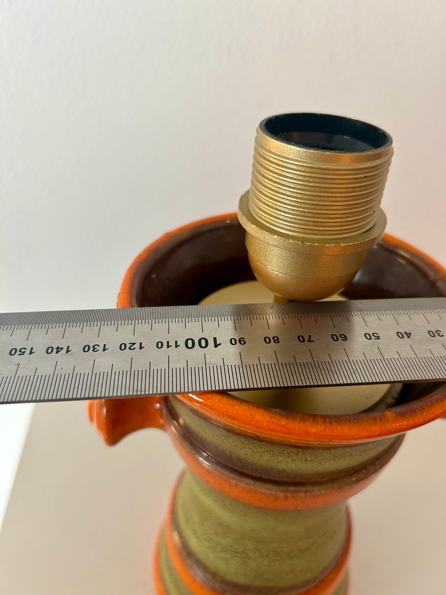 Uebelacker vase as a cordless table lamp