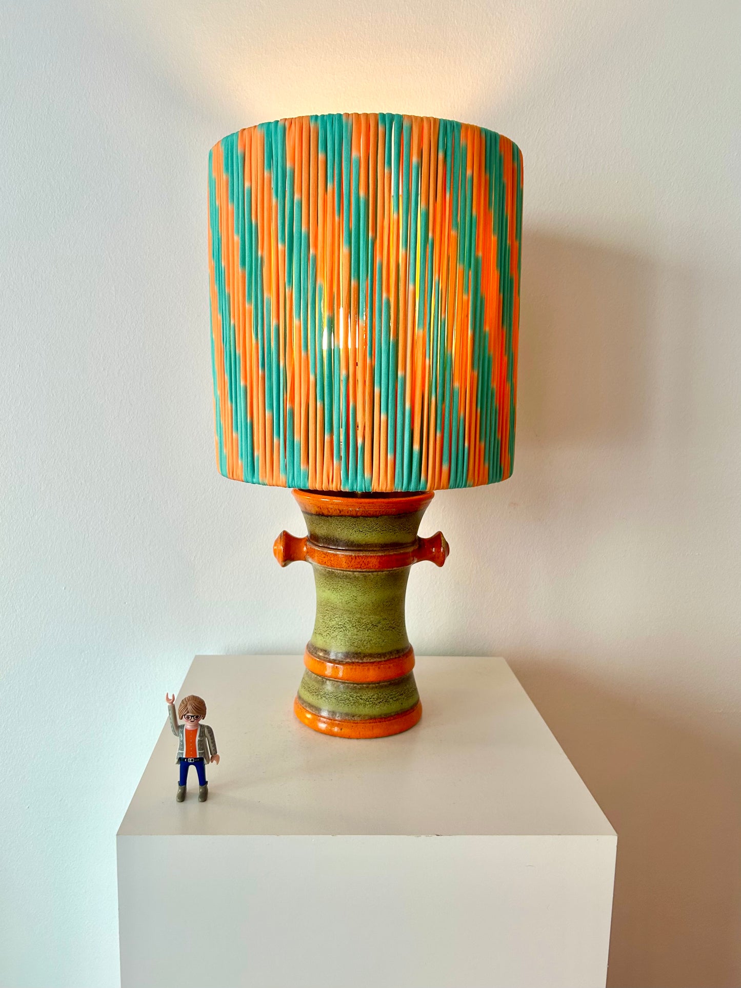 Uebelacker vase as a cordless table lamp
