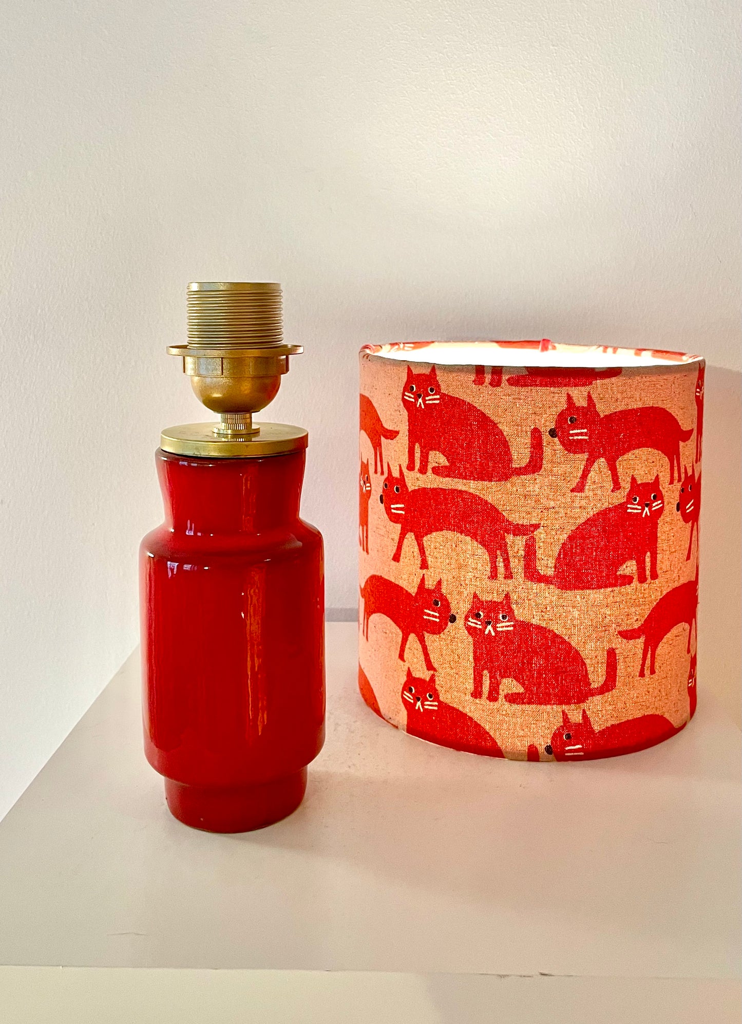 Kleine kabellose Vintage Lampe mit japanischen Stoffschirm