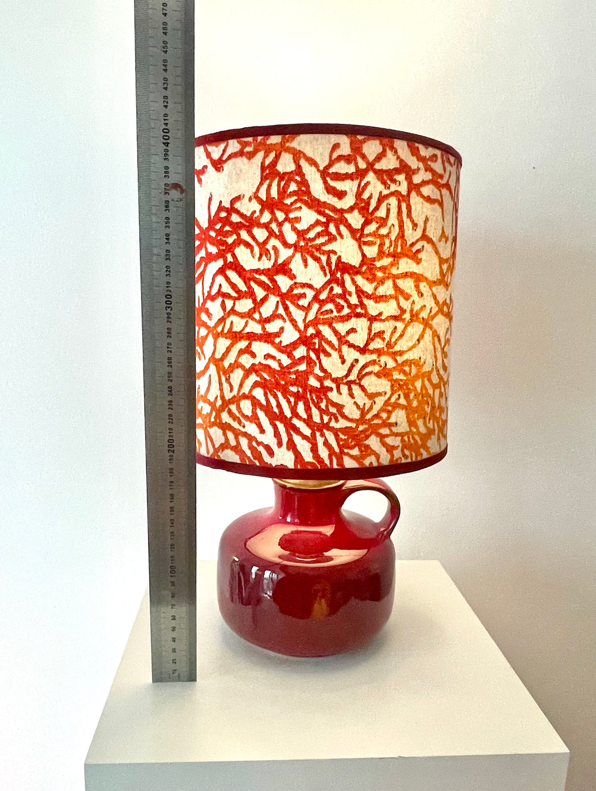 Upgecykelte Tischlampe - kabellos - aus einer Vintage Vase mit rotem Korallenstoff