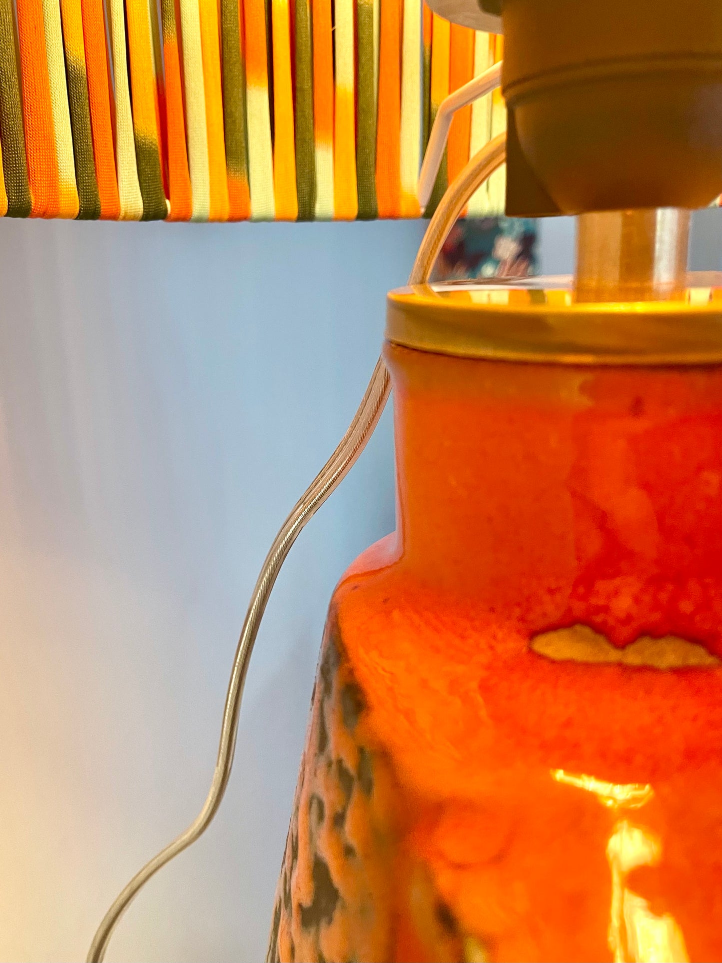 Fat Lava 70er Jahre Tischlampe von S.P. Gerz - mit Pop Weave Schirm