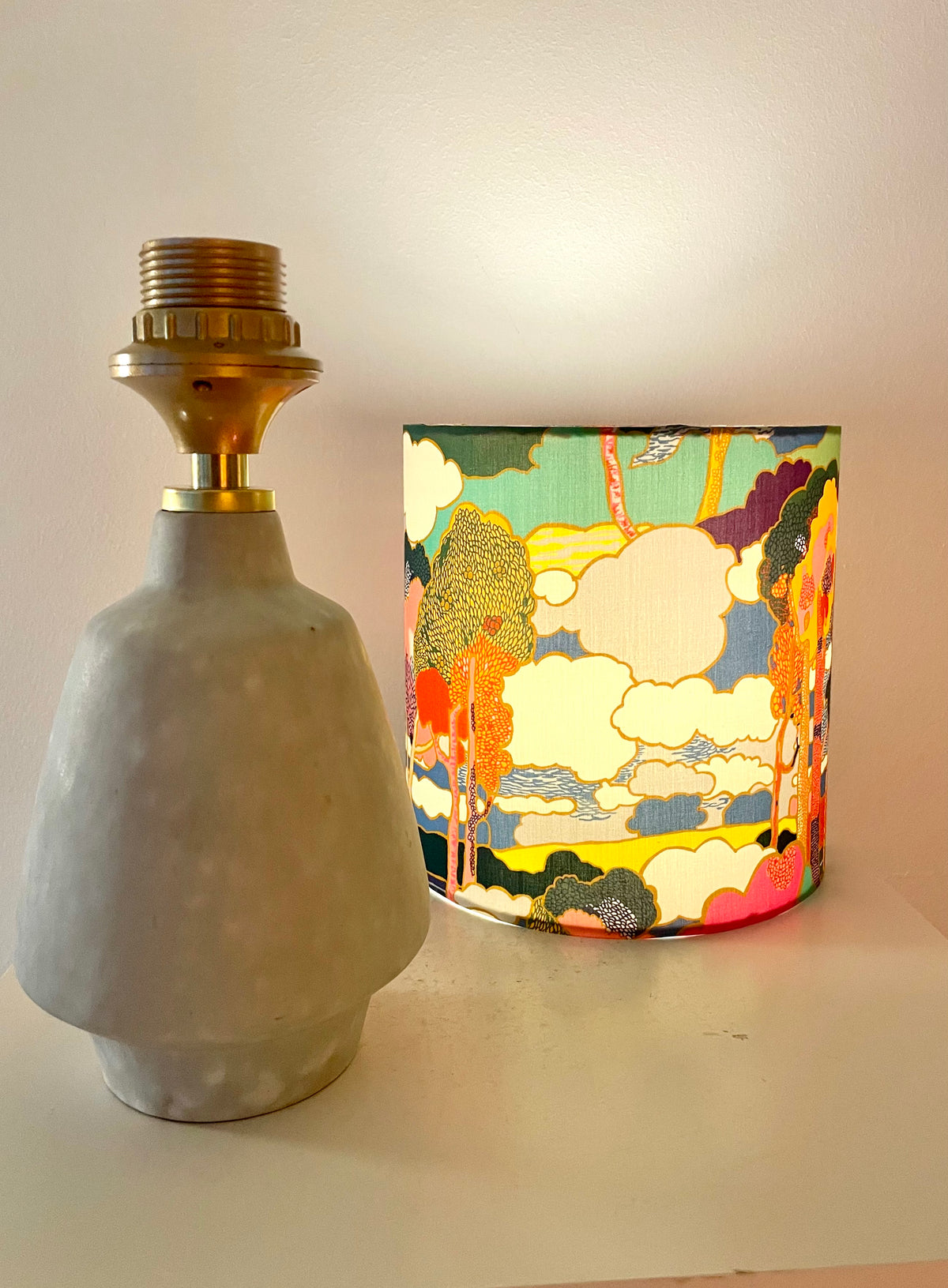 The Archive Collection: Kabellose Tischlampe aus Vintage-Vase mit Lampenschirm aus Liberty-Stoff „Prospect Road“