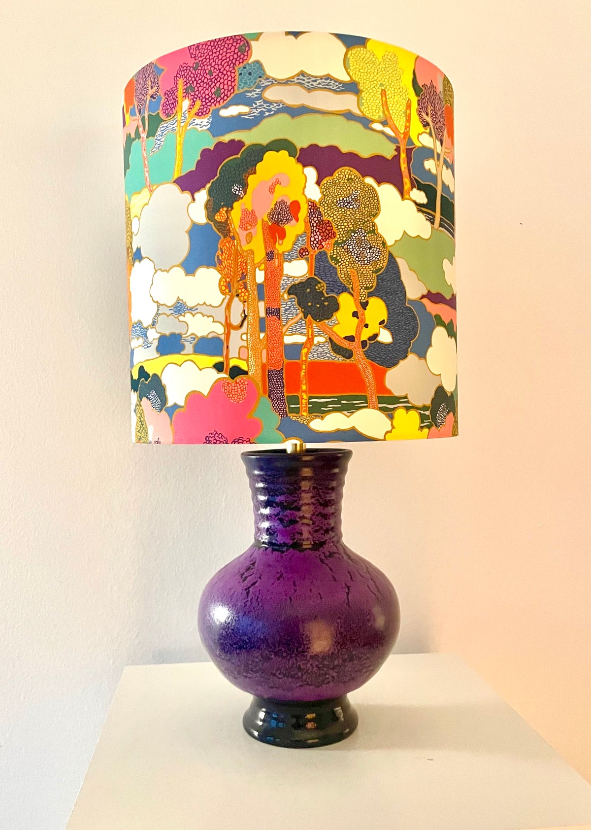 The Archive Collection: Kabellose Tischlampe aus Marei Vase mit Lampenschirm aus Liberty-Stoff