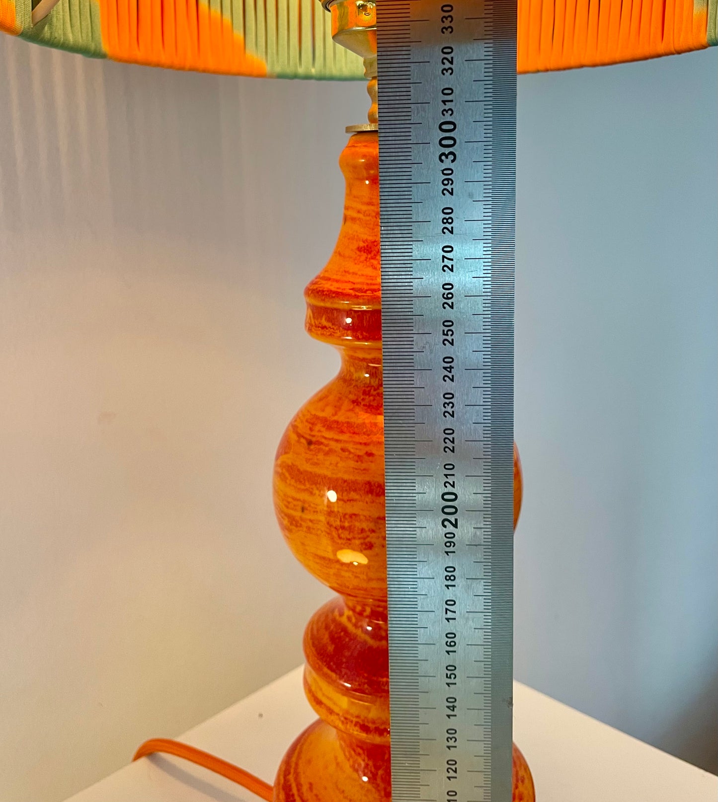 70er Jahre Keramiklampe mit Pop Art String-Schirm