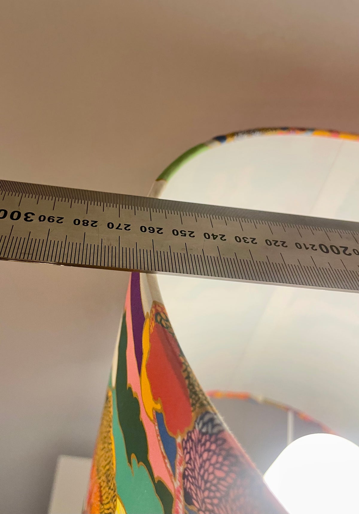The Archive Collection: Kabellose Tischlampe aus Marei Vase mit Lampenschirm aus Liberty-Stoff