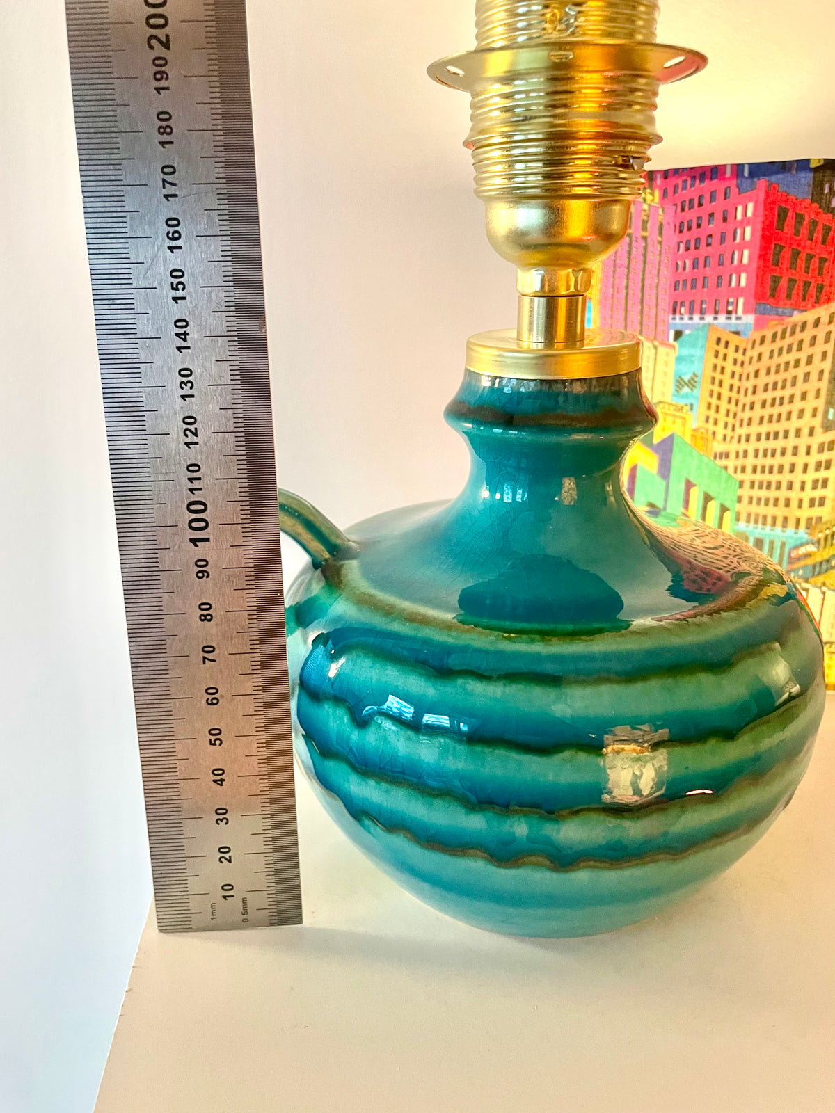 The Archive Collection: Kabellose Vasenlampe mit Liberty-Stoff „Bernard’s Buildings“